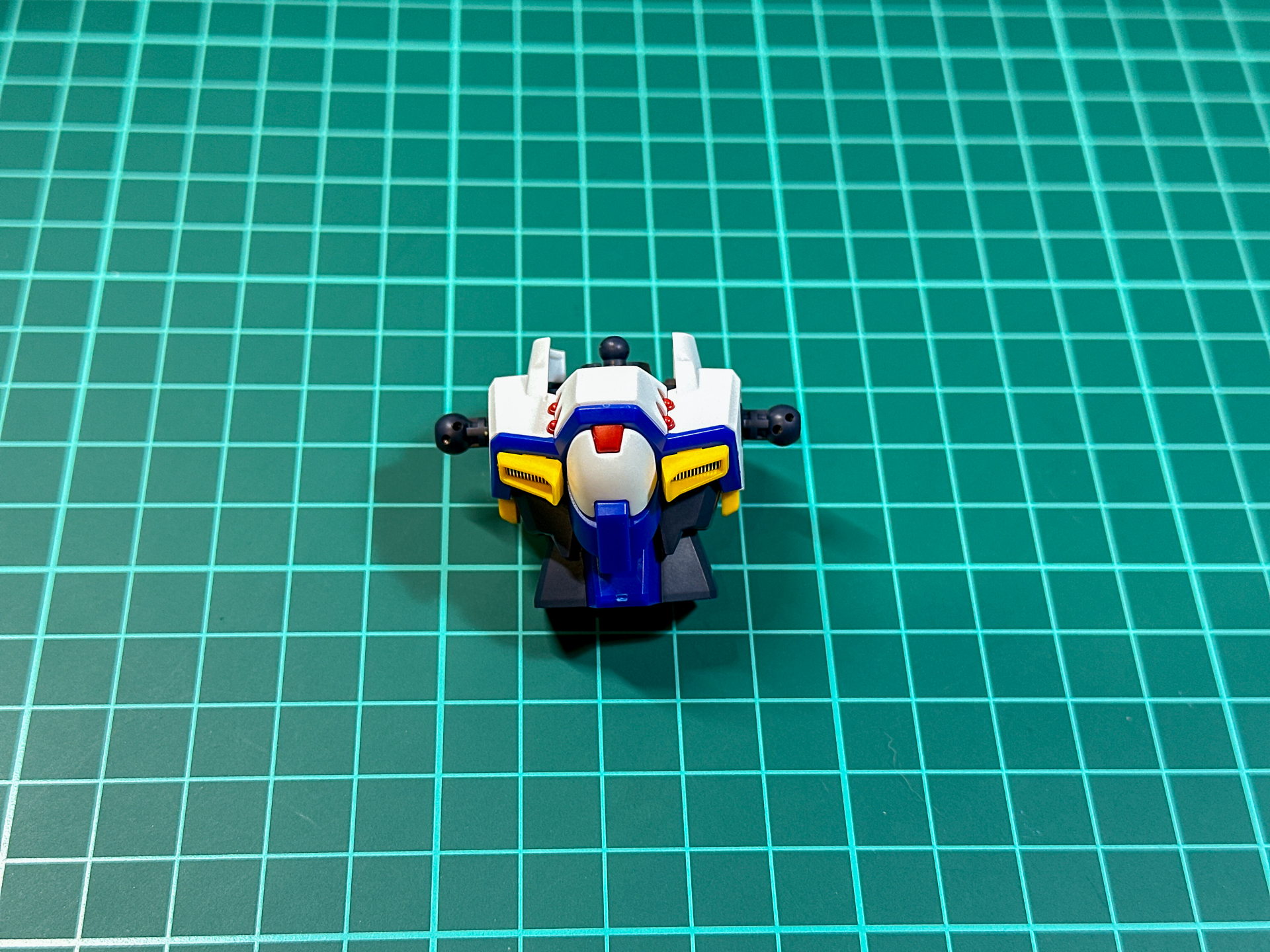 完成した胴体パーツ。胸部ルーバーの色分けのみシールによる色分けです。