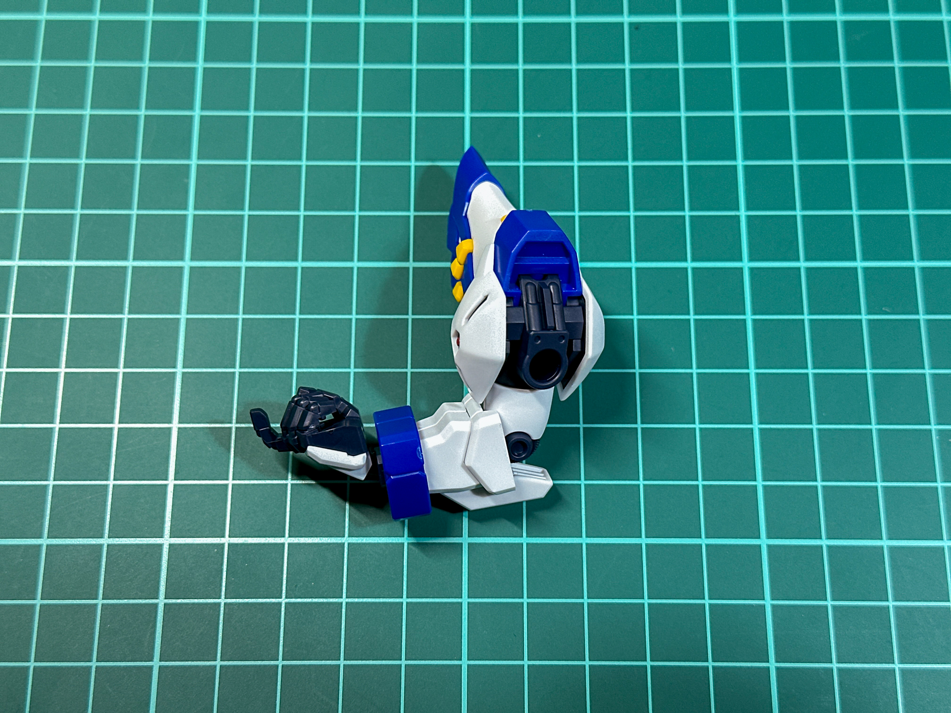 腕部の肘関節は90度程度可動させることが可能です。