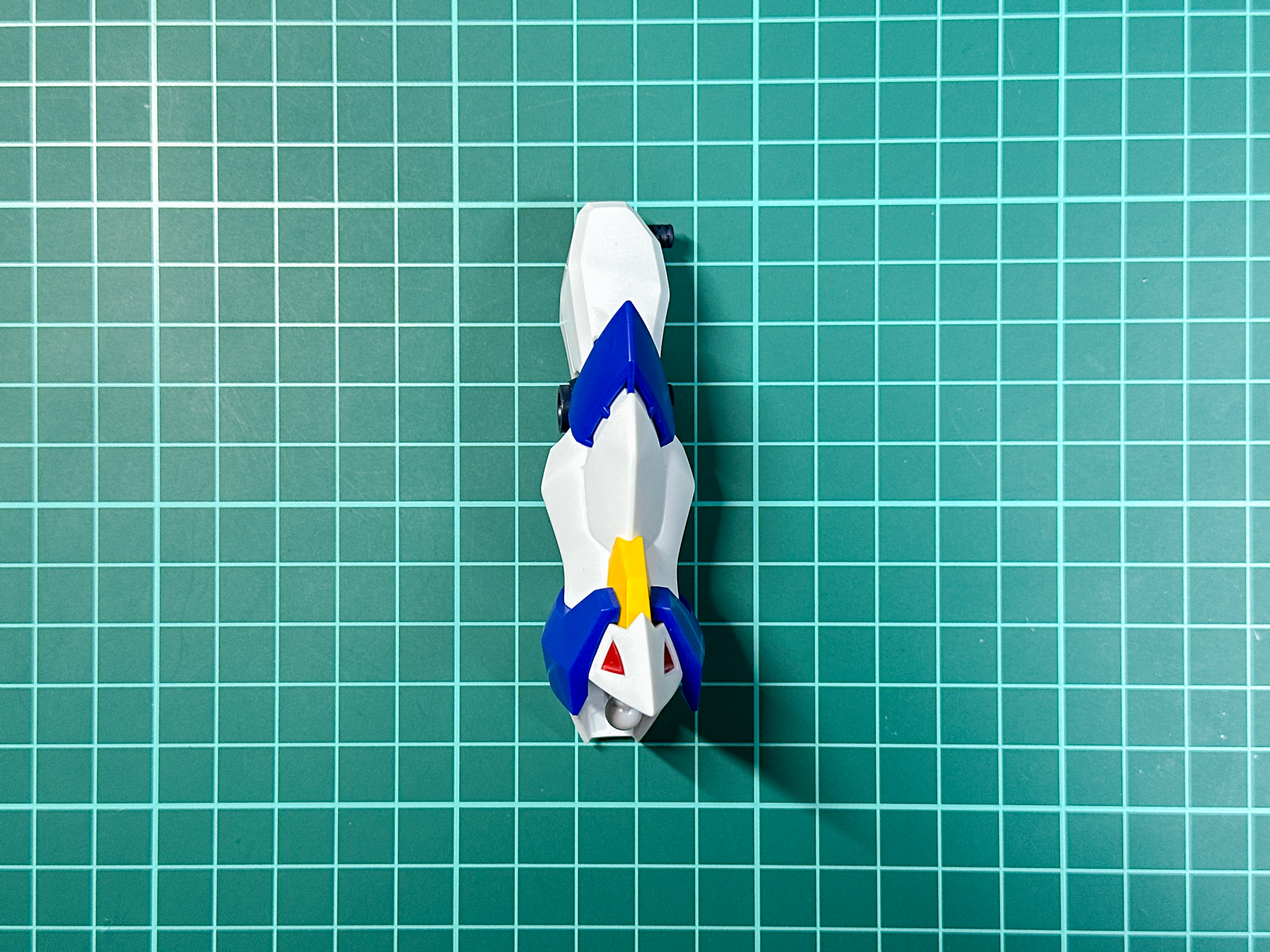 組み立てが完了した脚部パーツ。各部の色分けは全てパーツ分割による色分けです。