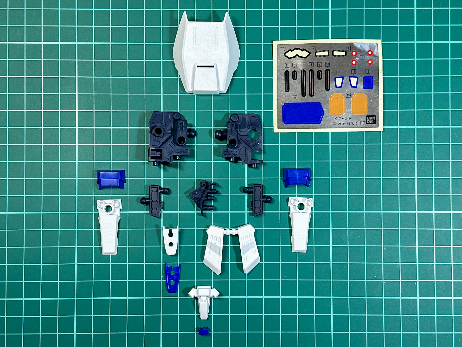 組み立て前の腰部パーツ。フロントアーマーのモールドはシールによる色分けです。