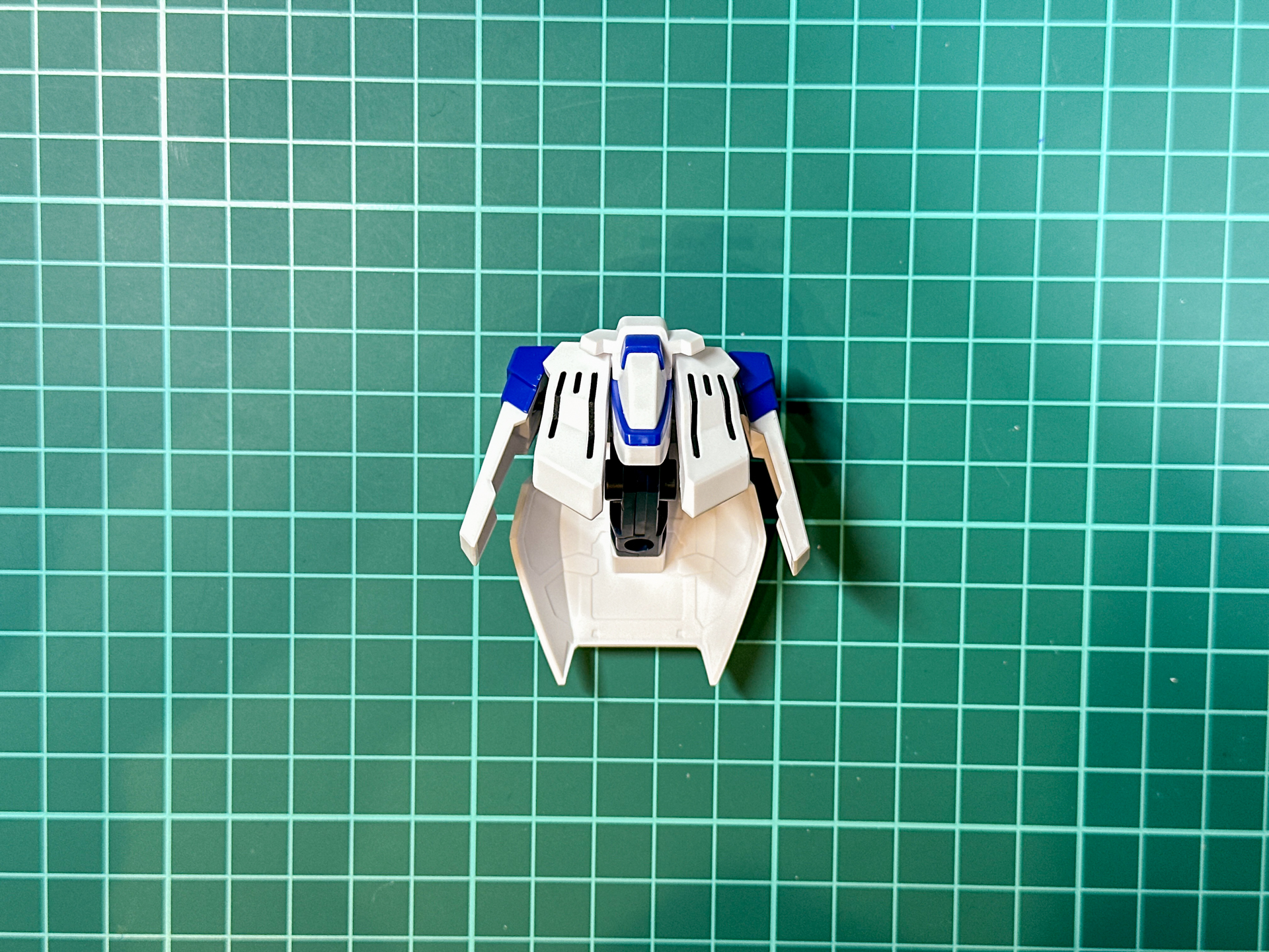 組み立てが完了した腰部パーツ。フロントアーマーは左右一体成型となっていますがニッパー等で分割することで左右独立可動が可能となっています。