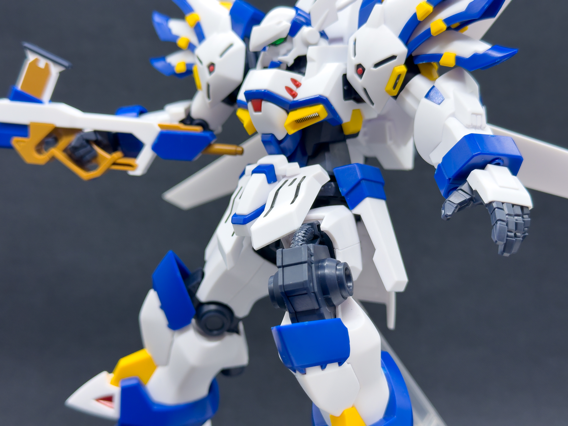 フロントアーマーもスイング可動により脚部の可動も問題ありません。