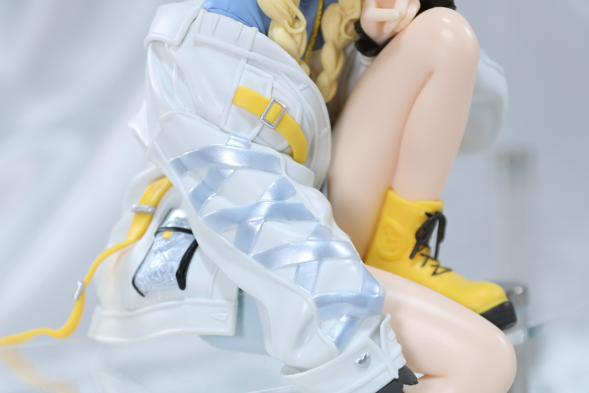 三つ編みの編み込みも造形されている