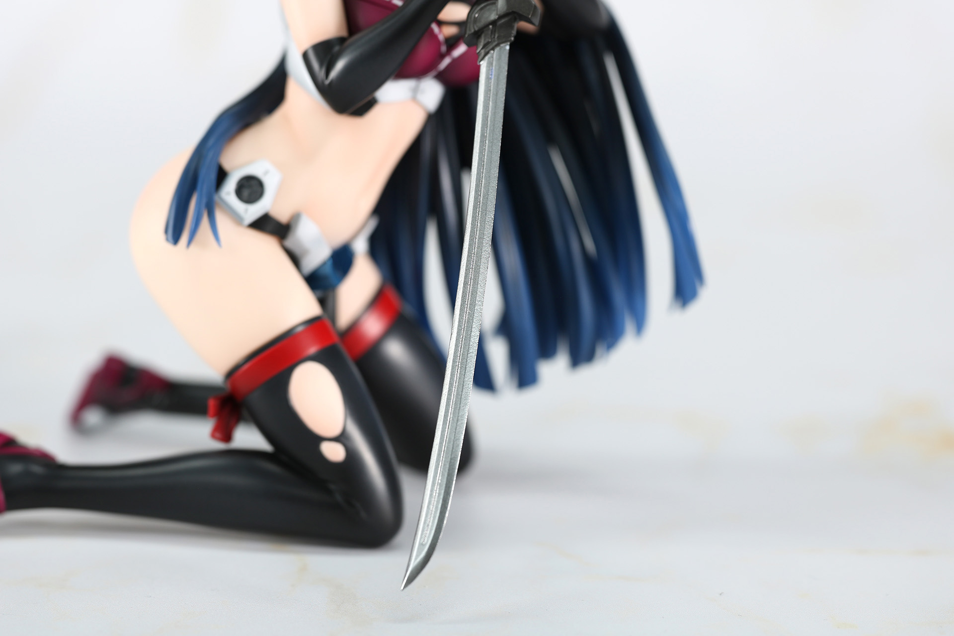 脇差型の武器「サツガ」の刀身もメタリック塗装でキラリと光る重厚感となっている