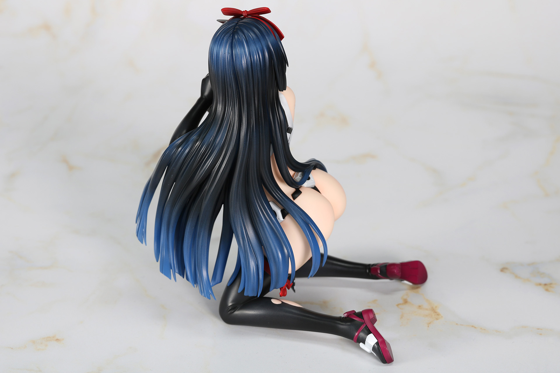 後ろ姿。髪はグラデーションの入った艶のある彩色となっている