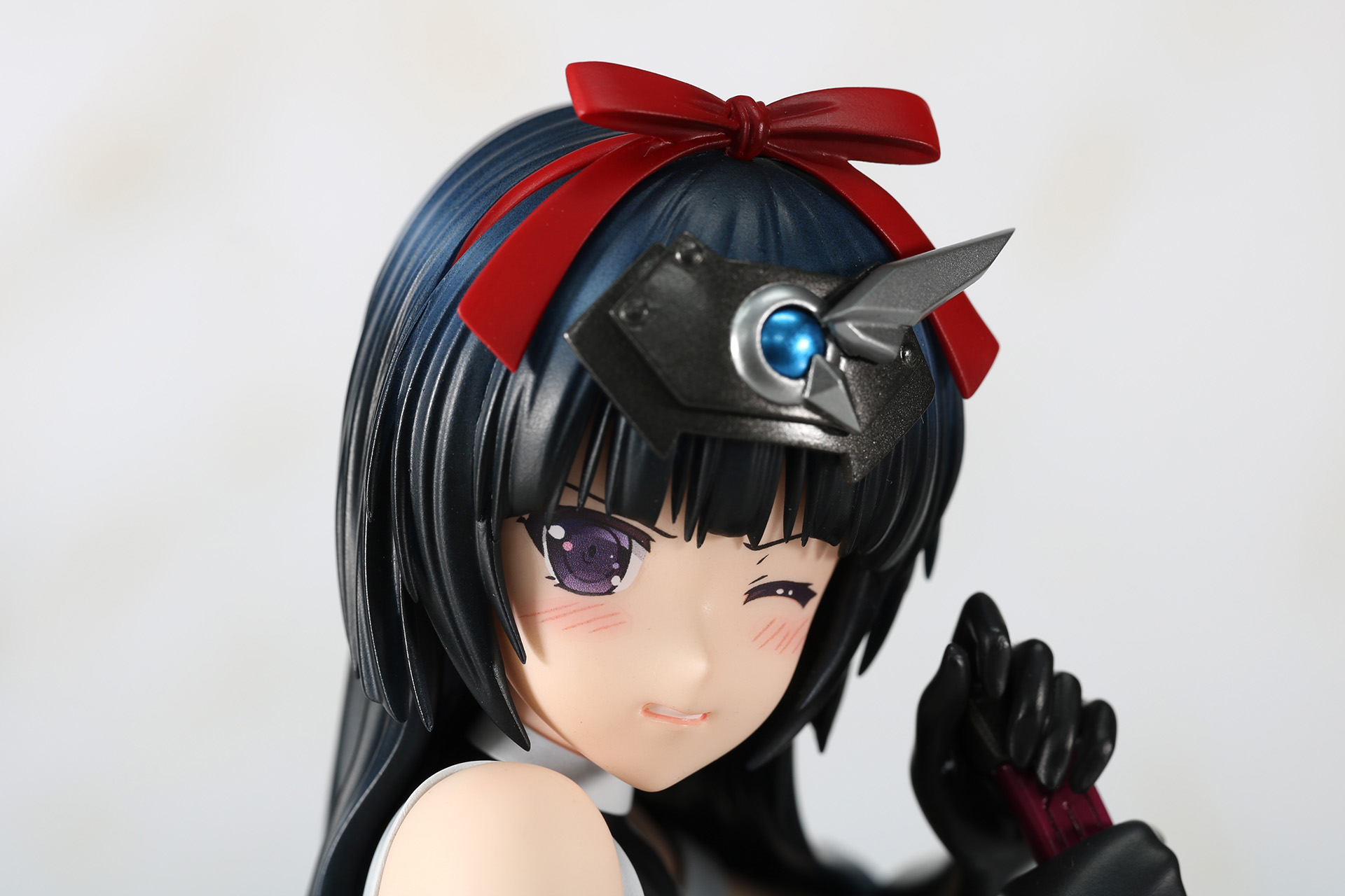 額当てはメタリック塗装で重厚感ある仕上がり