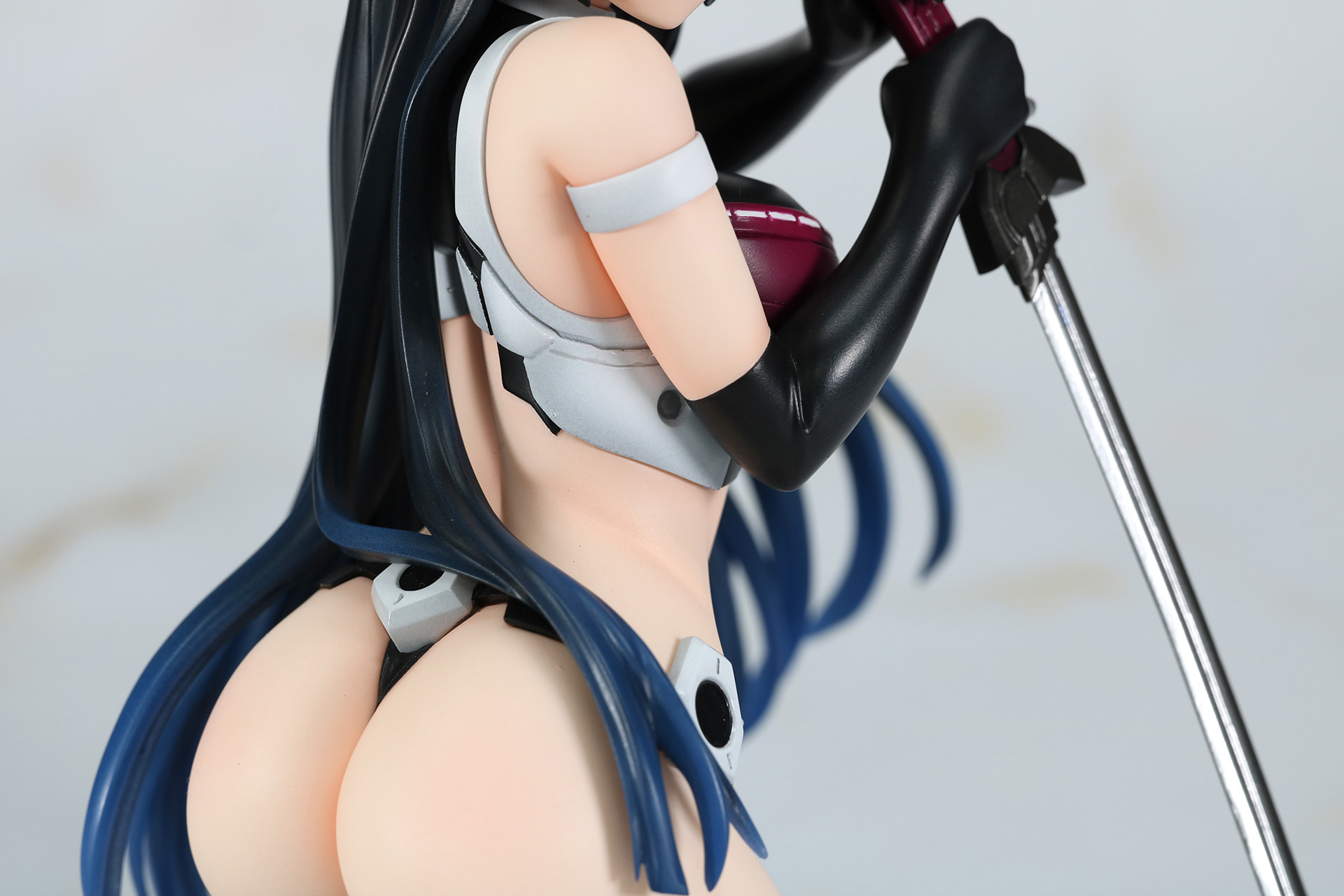 引き締まった腰つきやくびれも造形