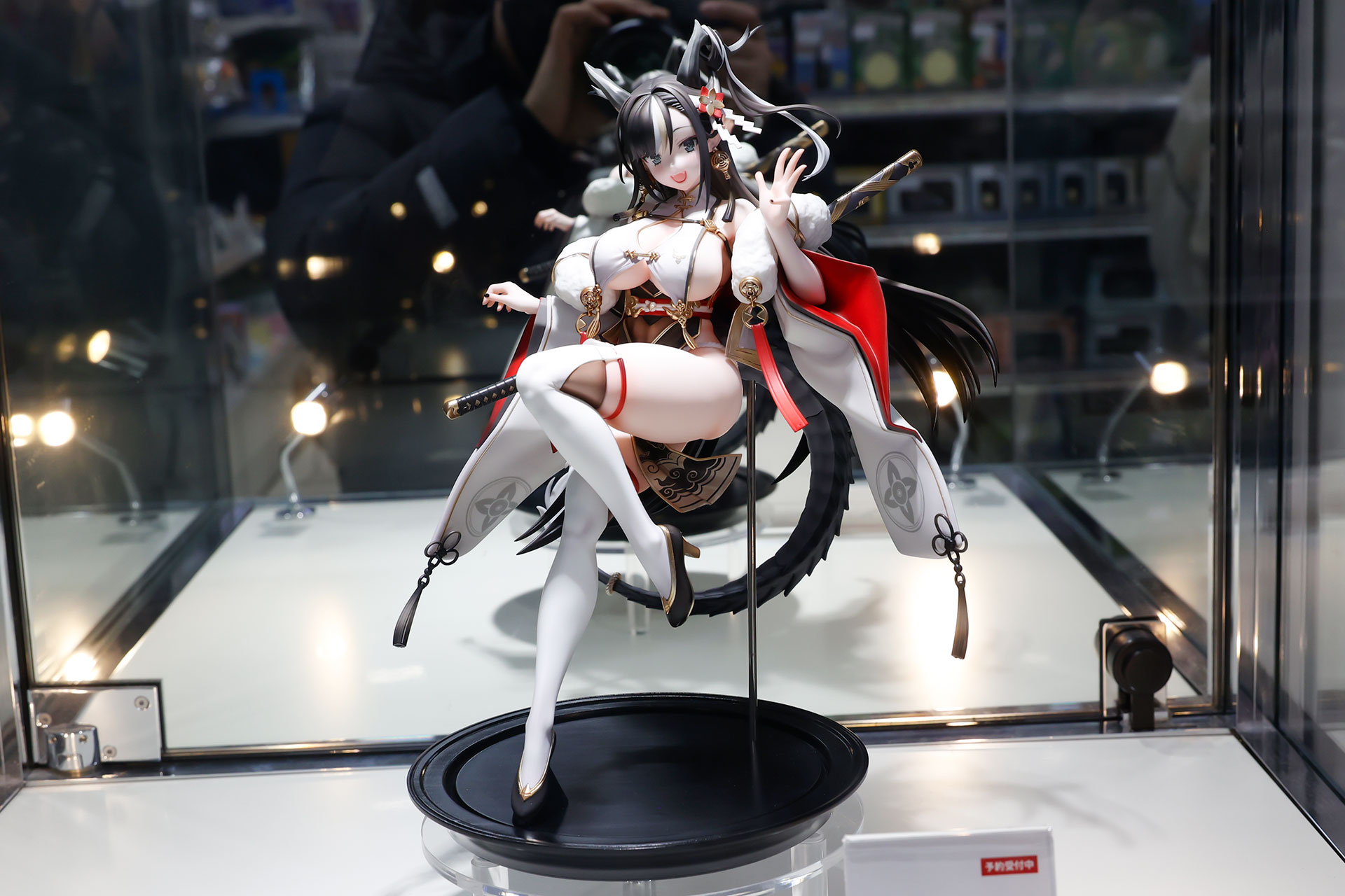 フィギュアの素材はPVCとABSで、台座部分を含む全高は約255mmだ