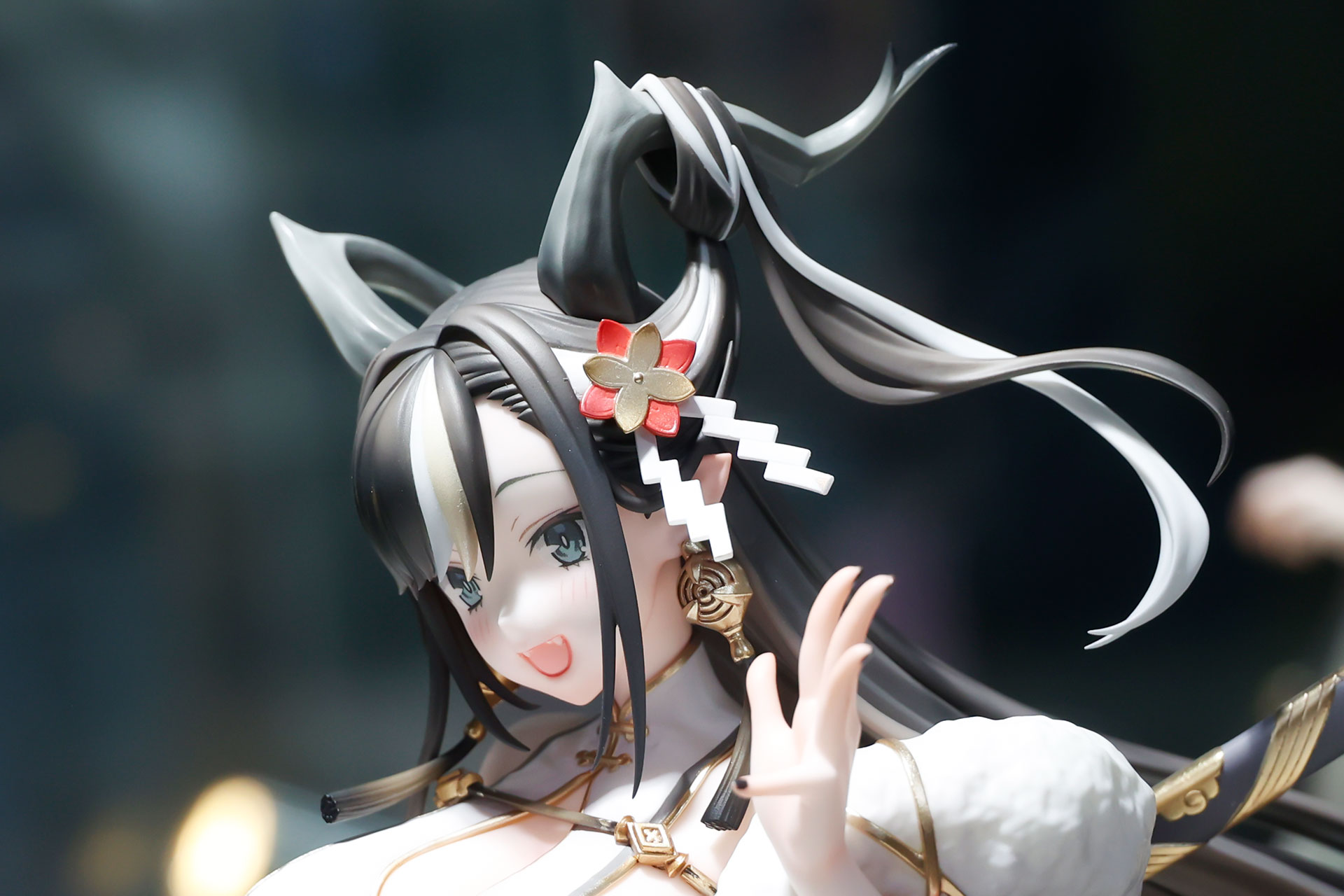 髪型やアクセサリー類などいずれも個性的だ