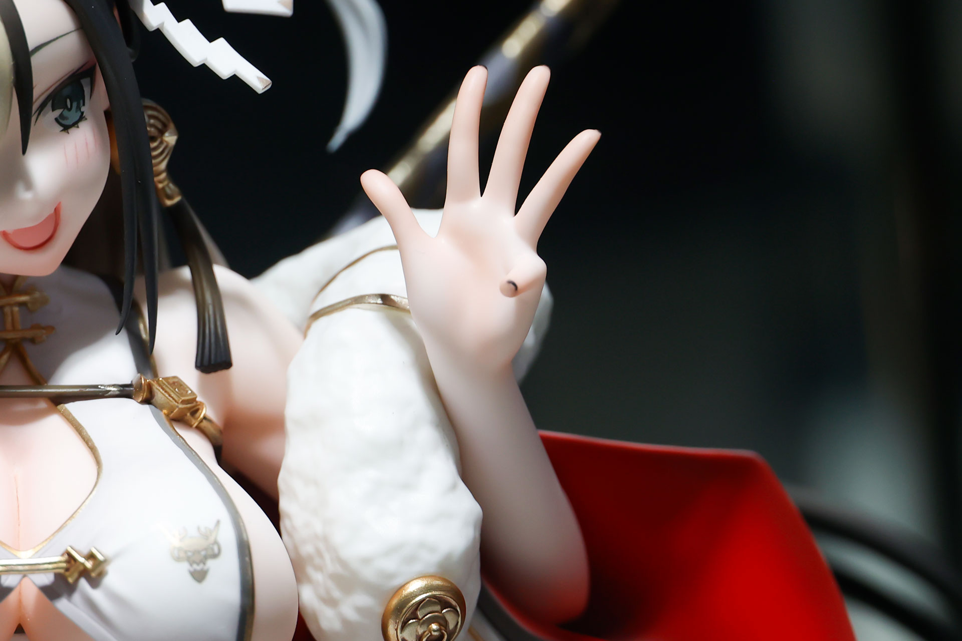 小指だけを曲げるというポーズも独特だ