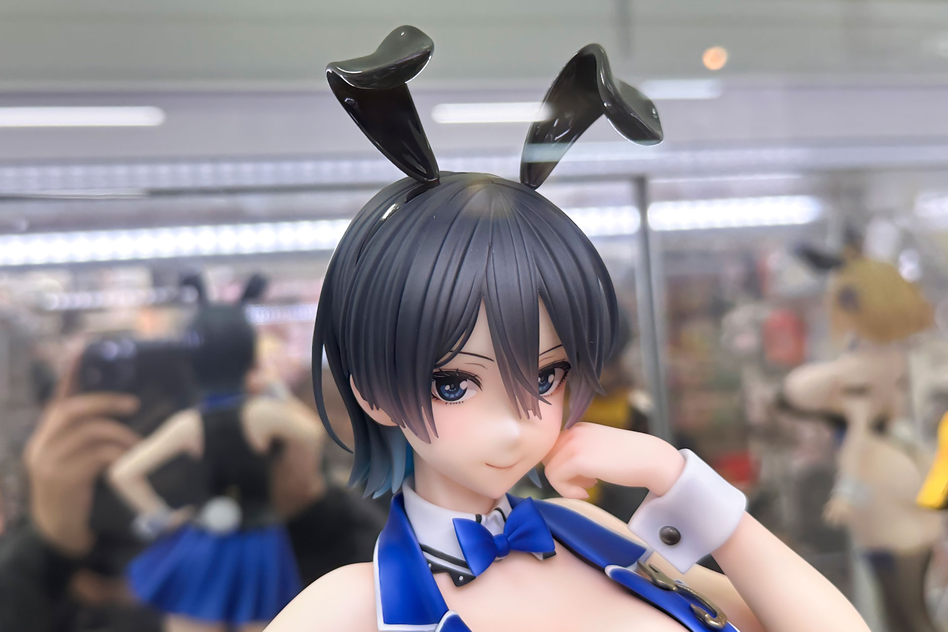 頭の上には大きなうさぎの耳が付けられている