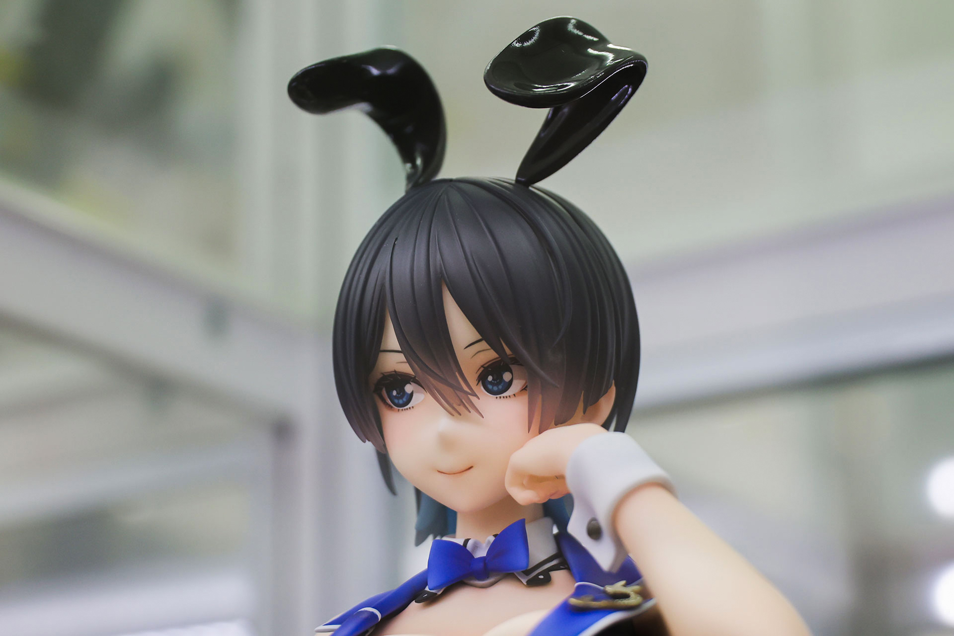 何かを見つめているかのようだ