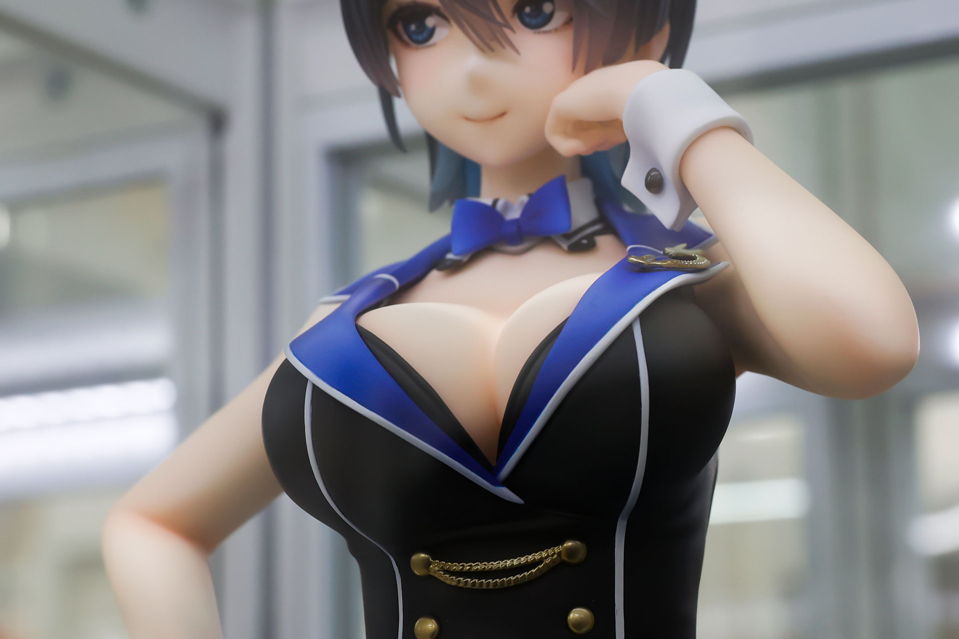 今にもはち切れそうな胸元