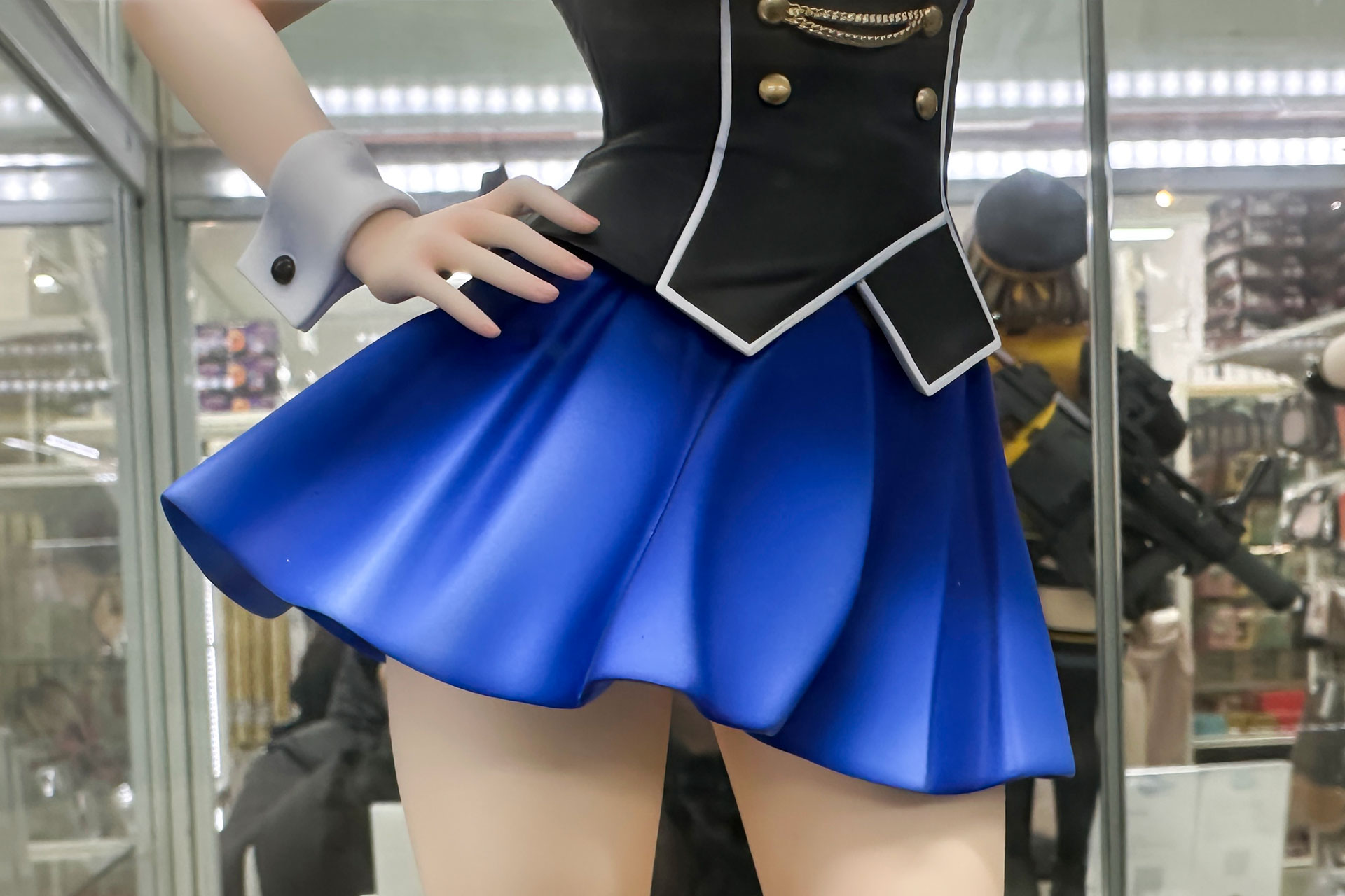 腰に手を当てたポーズもカッコイイ