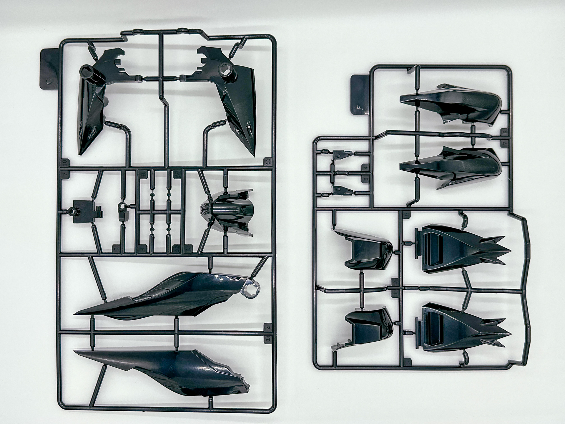 ブラックサレナの外装パーツは光沢のある仕上がりとなっています。