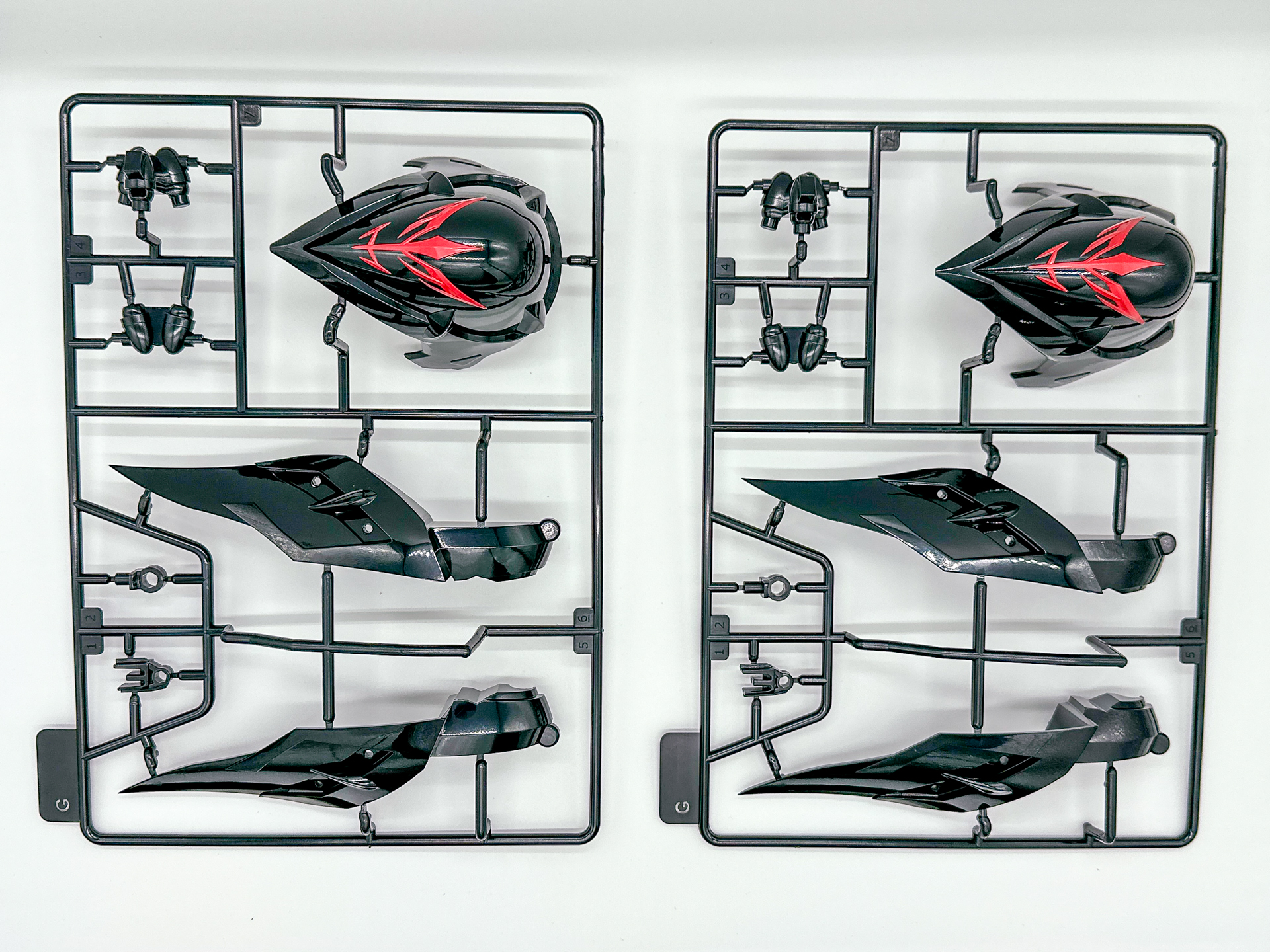 肩部アーマーのエンブレムが塗装されています。