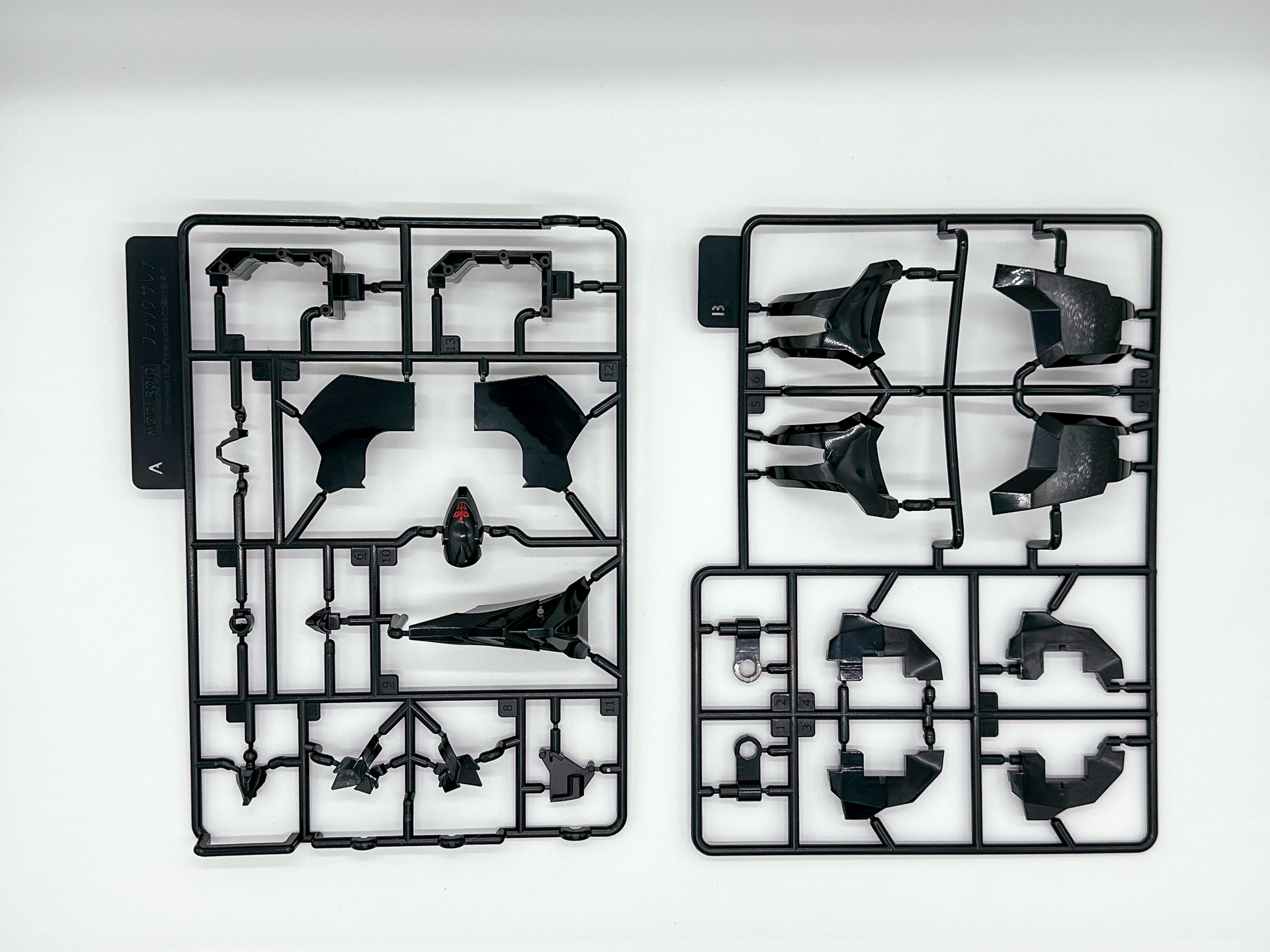 頭部のエンブレム、フェイスパーツのツインアイが塗装されています。