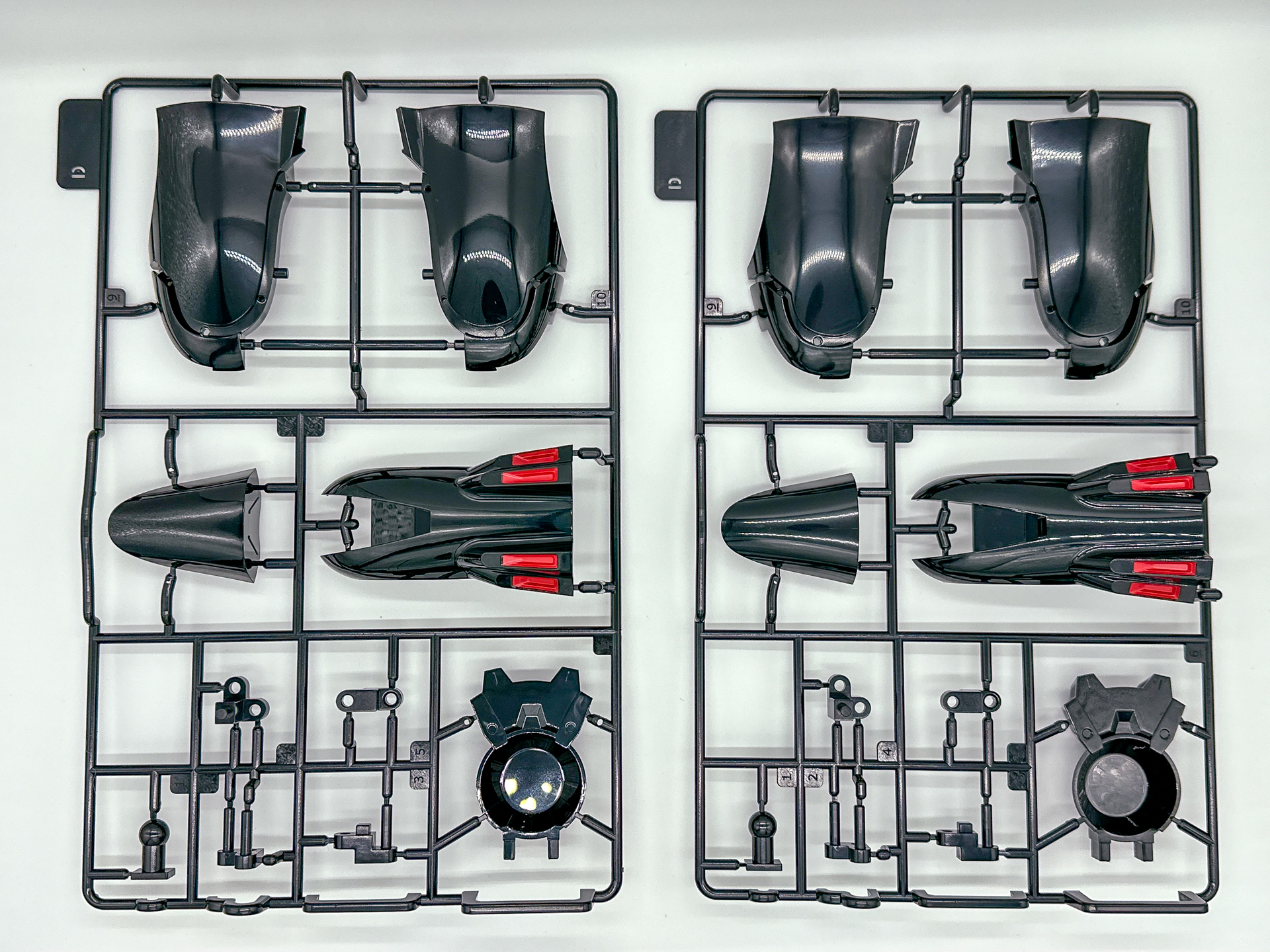 脚部装甲の前面がレッドで塗装されています。