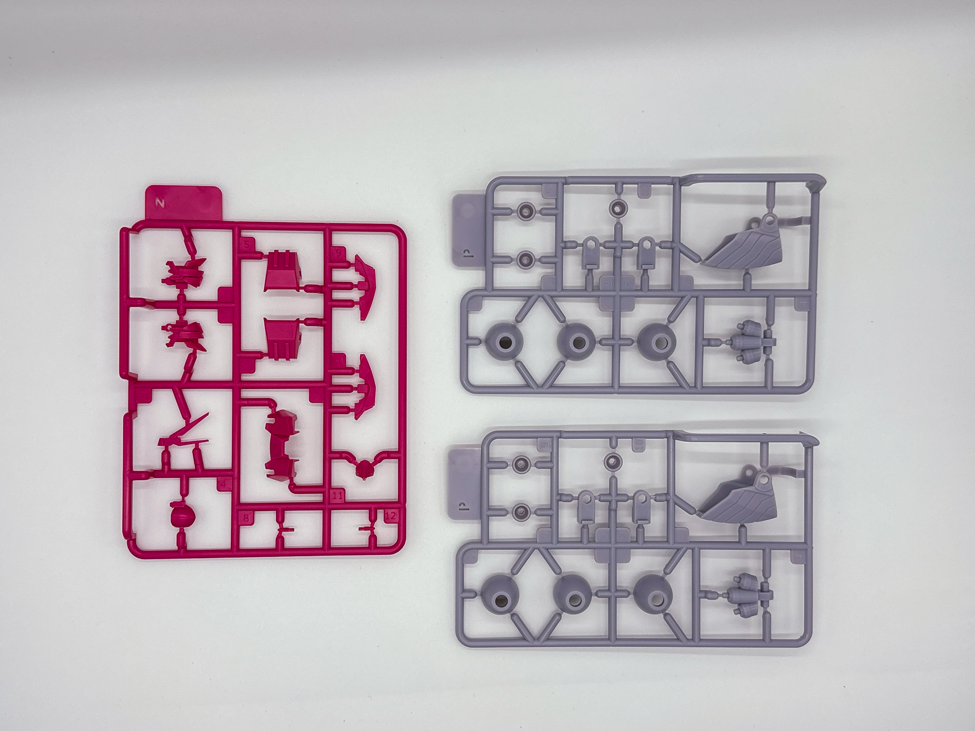 エステバリスの頭部はアンテナのセンサー部分がブルーで塗装されています。