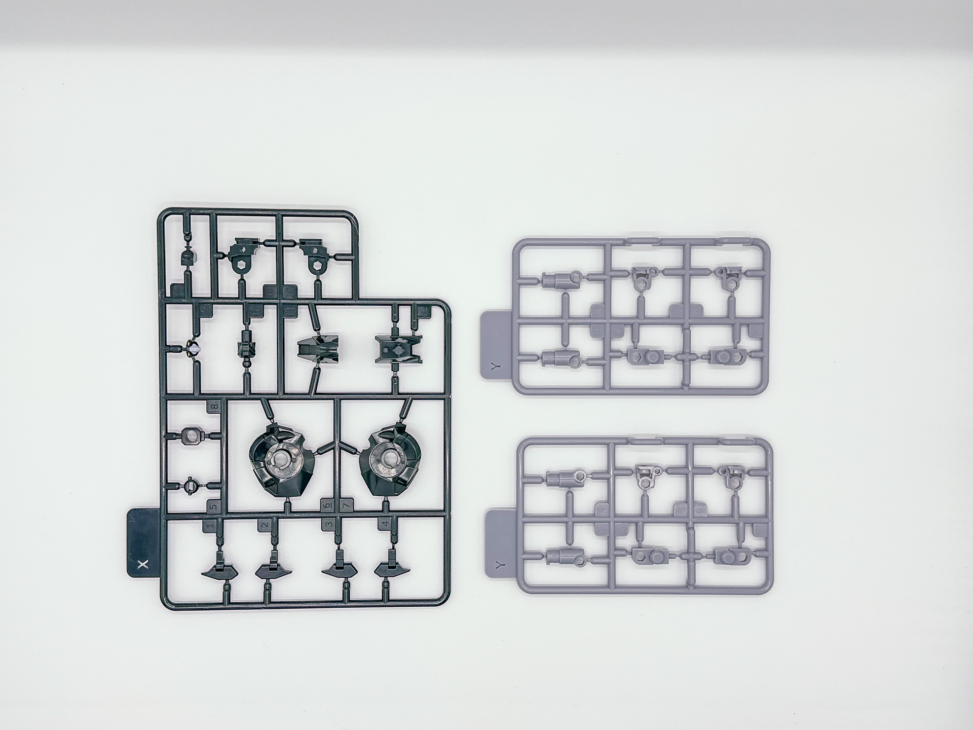 エステバリスのフェイスパーツは3色で色分けされています。