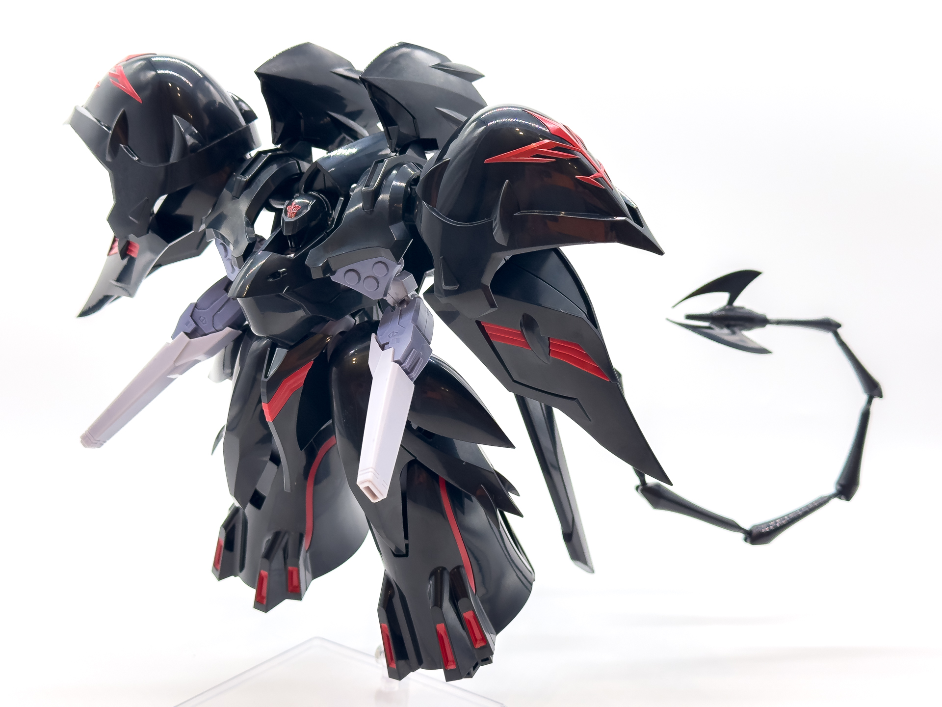 素組状態でのブラックサレナ。「THE シンプルスタンド×3 【フィギュア＆模型用】」（別売り）を使用することで空中浮遊状態を展示できます。