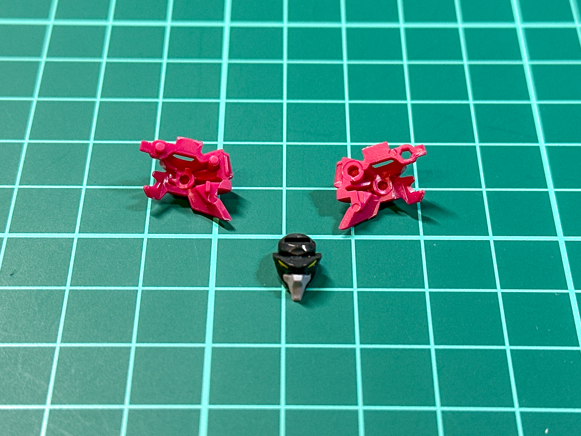 後ハメ加工を行なう前の頭部パーツ（左）と加工後の頭部パーツ（右）。一部ピンをカットすることで合わせ目処理後に取り付け可能としています。