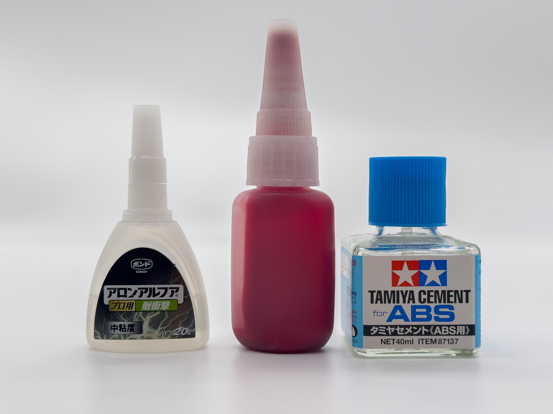 ABSの合わせ目消しに使用した接着剤。ABS用接着剤1種類と瞬間接着剤2種類を使い分けて合わせ目消しを行ないます。