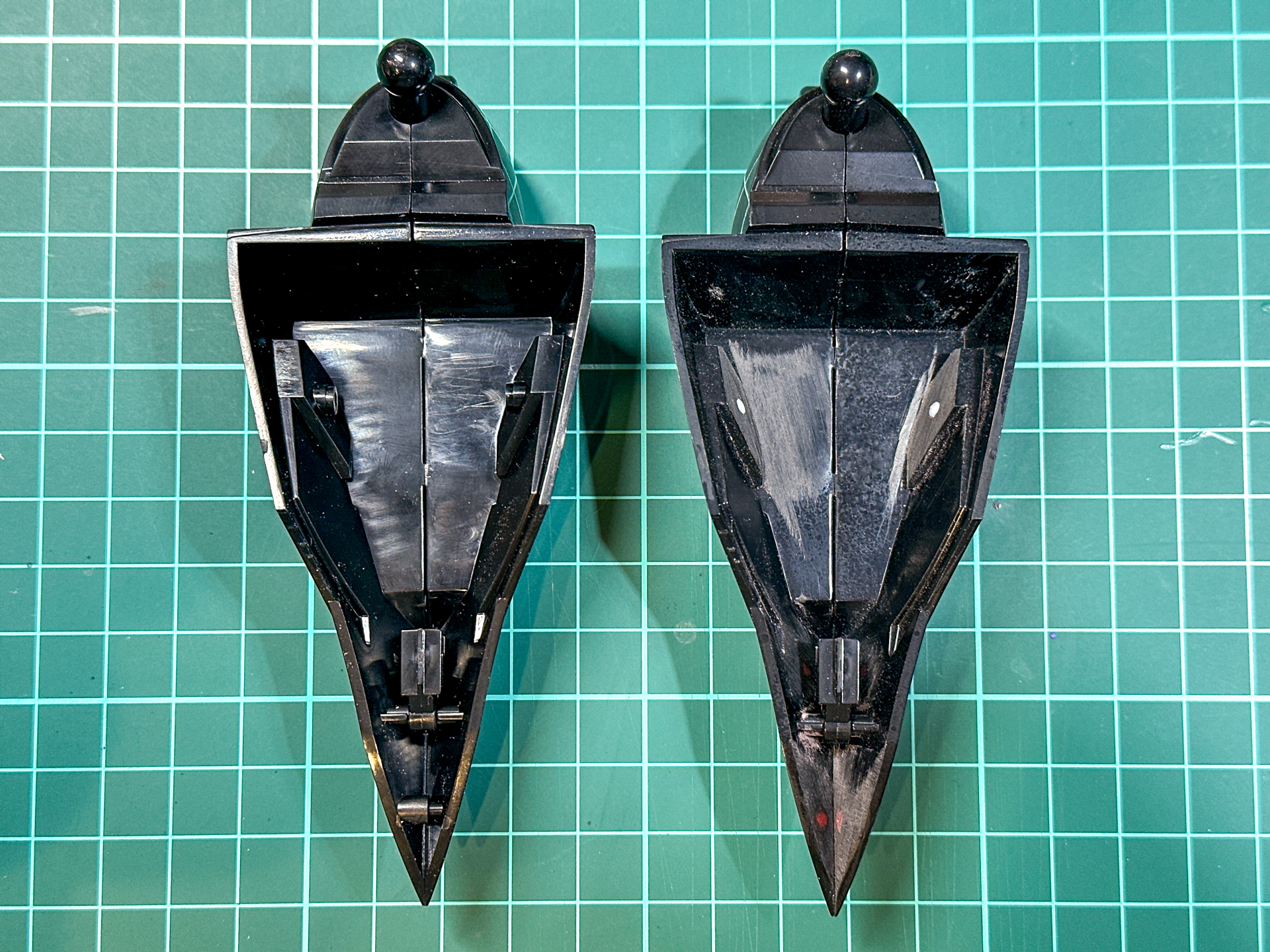 肩部アーマーの裏面加工前（左）と加工後（右）。ピンを削り落とすことでシャープな印象になります。