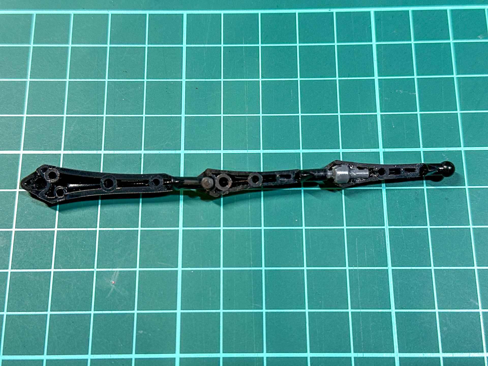 尾部の接続方法を軸接続（左）からボールジョイント（右）に変更します。