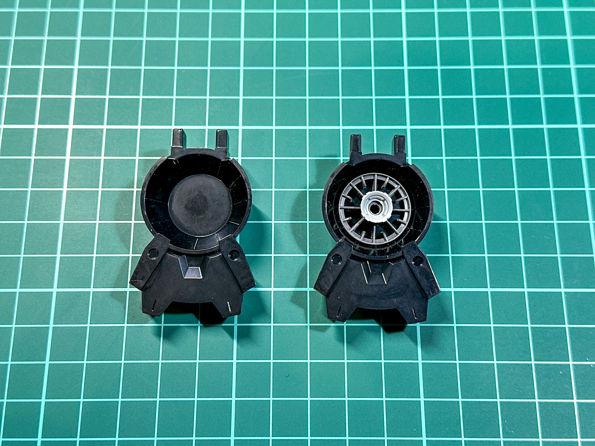 足裏に施したディテールアップ（右）。スラスターノズルをイメージして制作しました。