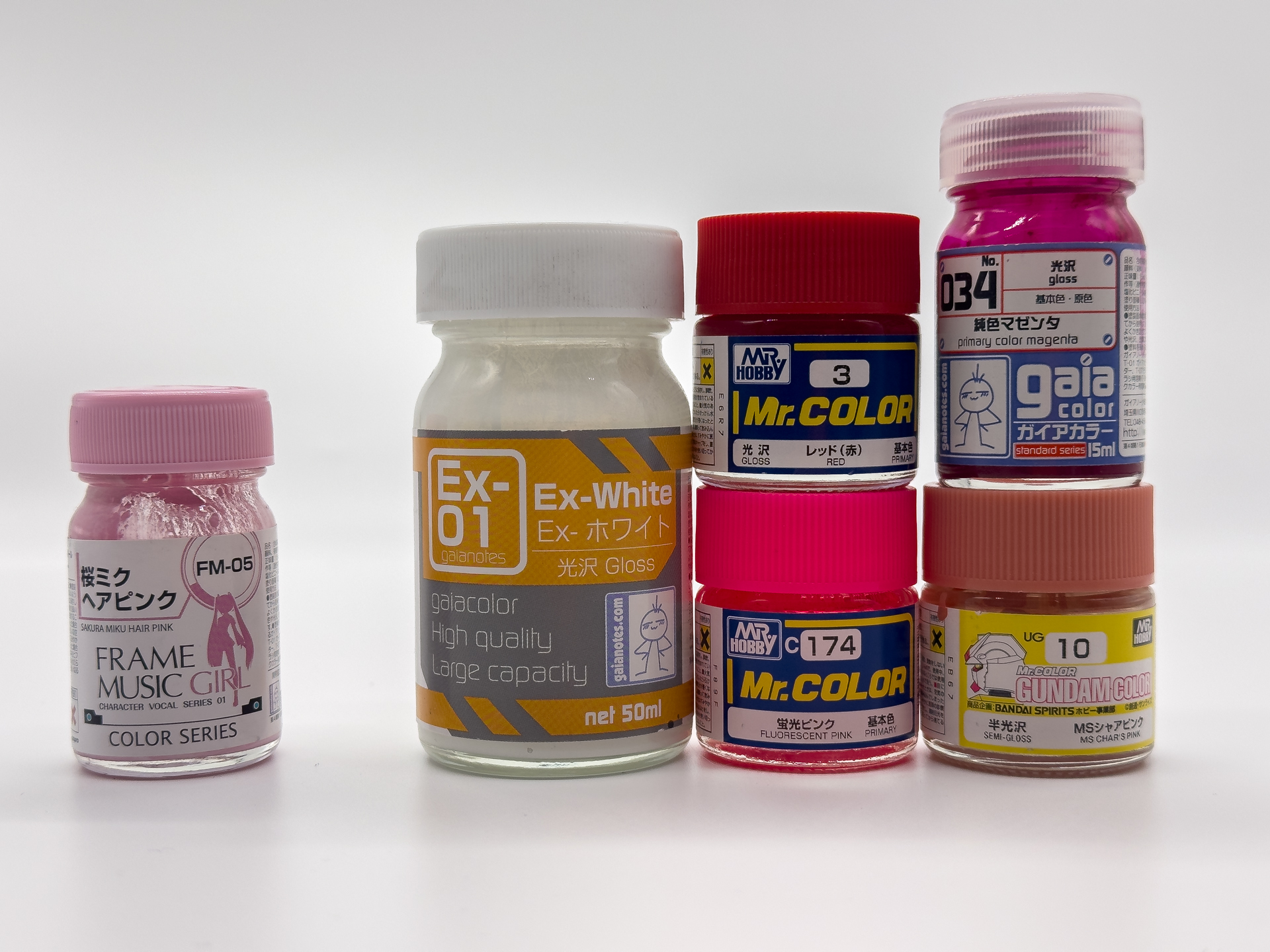 調色に使用した塗料。蛍光ピンクをベースに色味を調整しました。なお、「桜ミク ヘアピンク」は下地色に使用します。