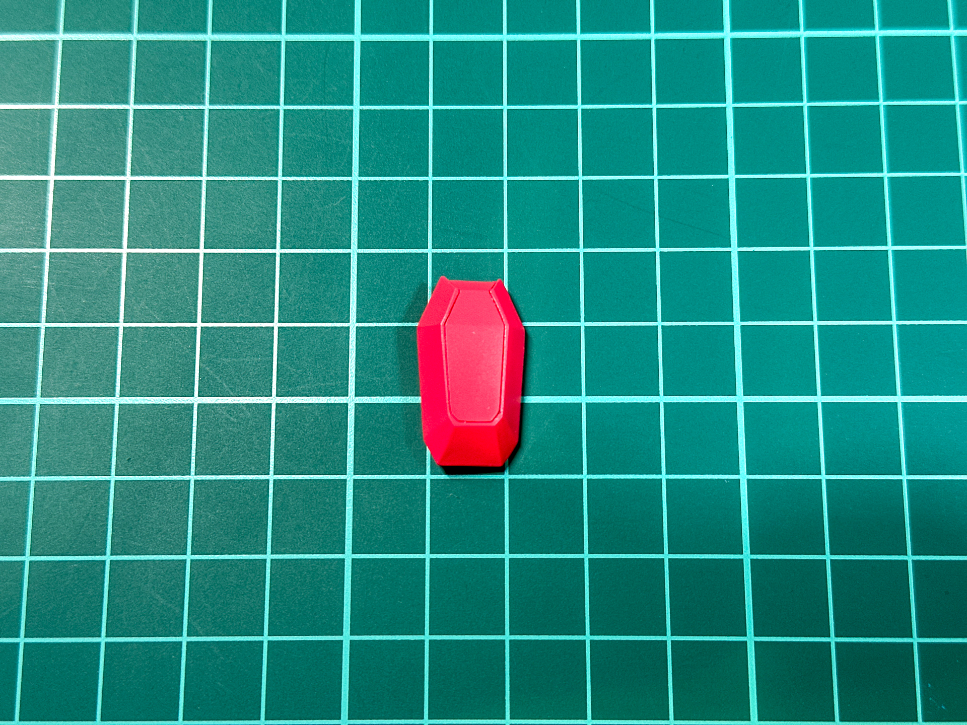 ピンクを塗装したパーツ。赤みの強い蛍光ピンクに仕上げました。