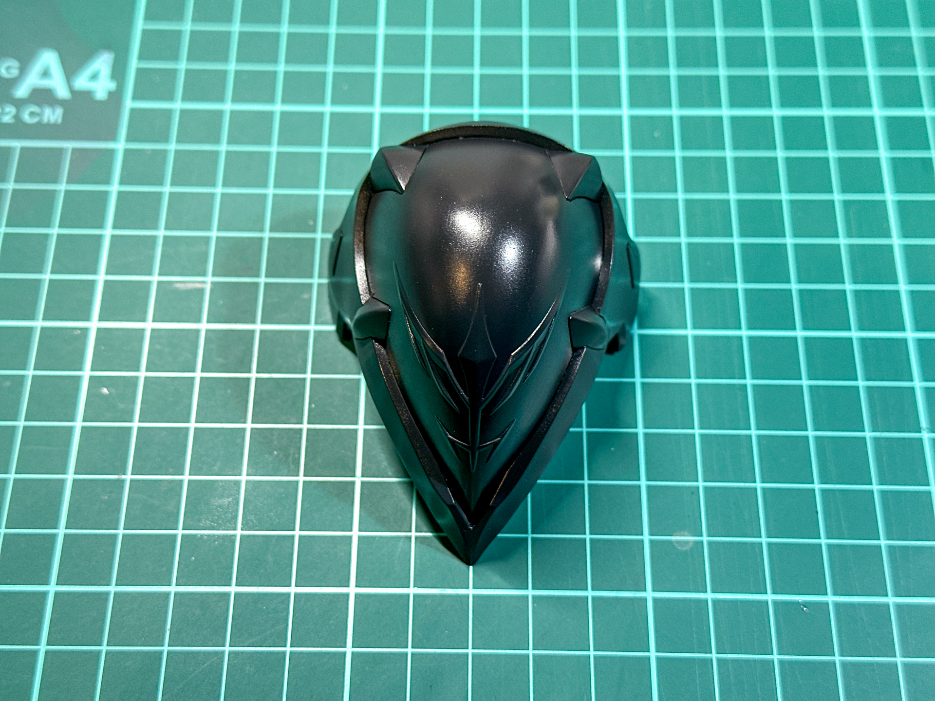 下地色を塗布した外装パーツ。やや青みのあるダークグレイに仕上げています。