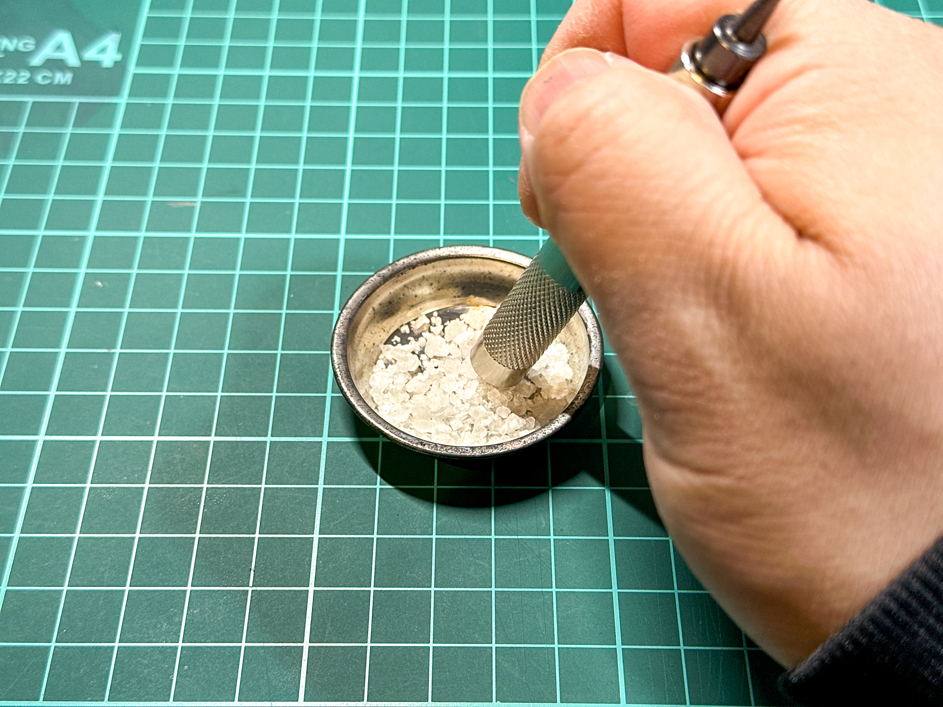 マスキングに使用する塩は粒子が大きすぎる場合、細かく砕いて使用します。