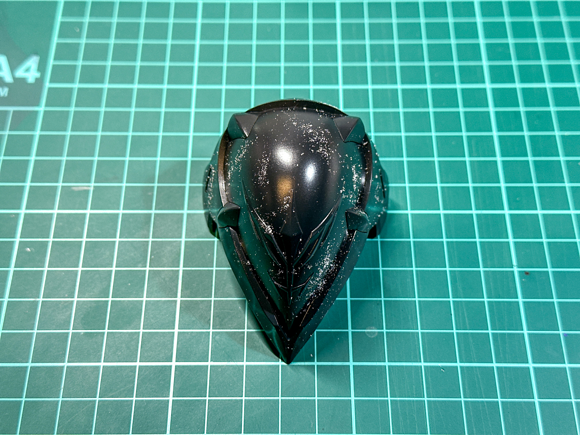 塩マスクが完了した外装パーツ。ランダムパターンになる様に塩を定着させます。