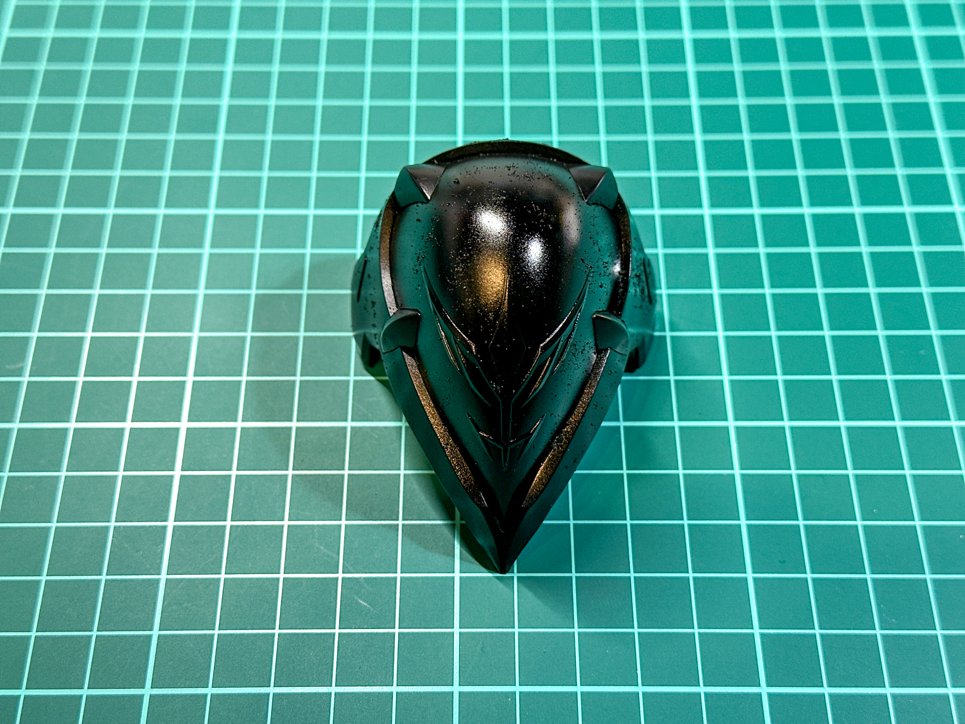 塩マスクの上から仕上げ色の「Ex-ブラック」を塗装します。ハンドピースは遠ざけ、エアで塩が飛ばないよう、注意しながら塗装を行ないます。