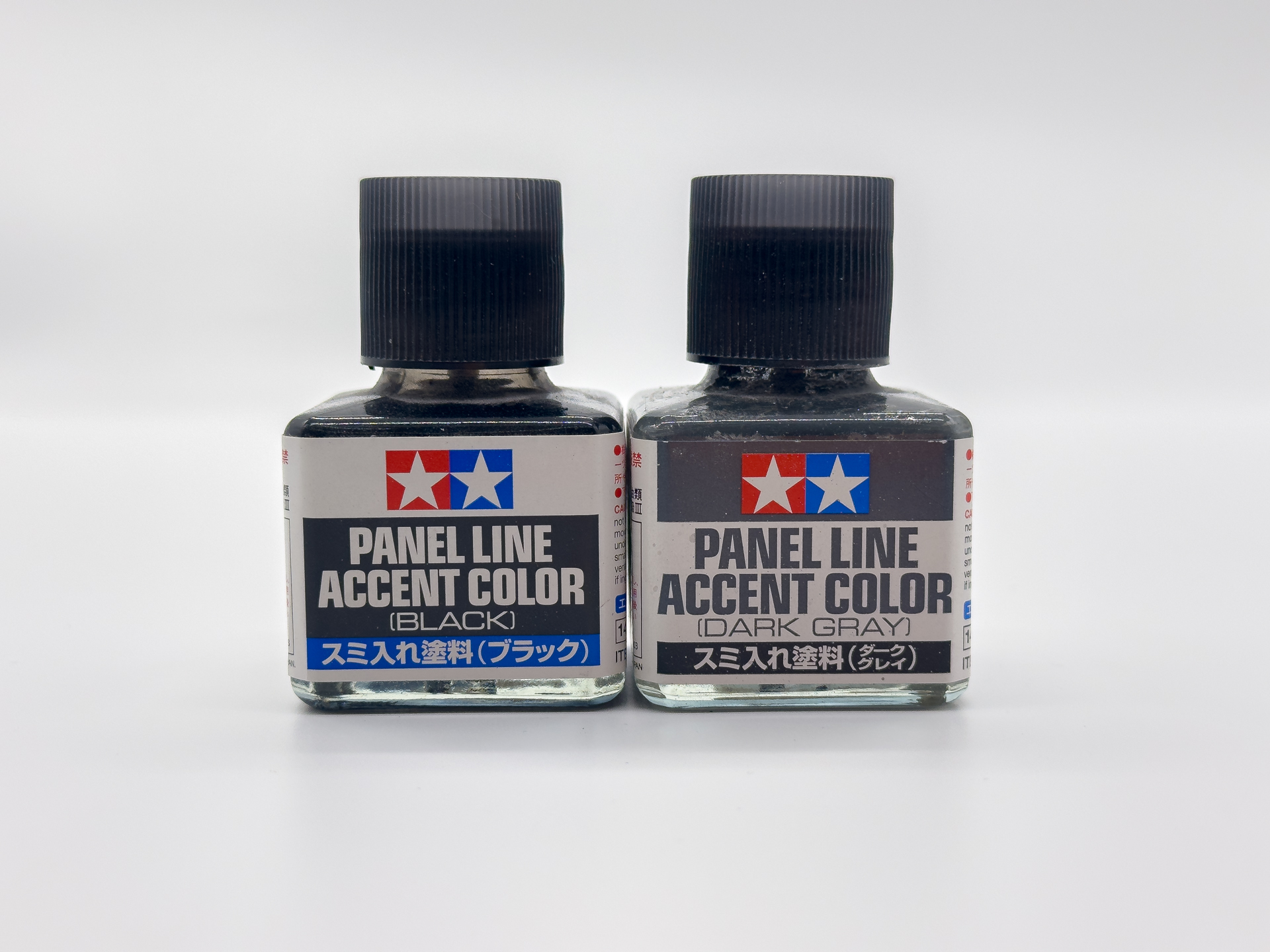 スミ入れに使用したタミヤの「スミ入れ塗料」仕上げ色の明暗に合わせて色を選択します。
