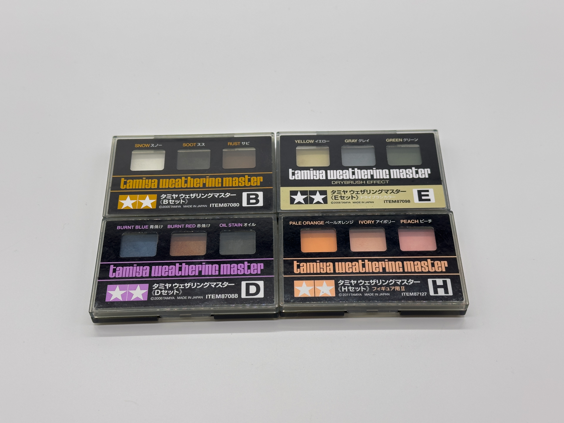 ドライブラシに使用したタミヤの「ウェザリングマスター」こちらも仕上げ色の色味に合わせて色を選択します。