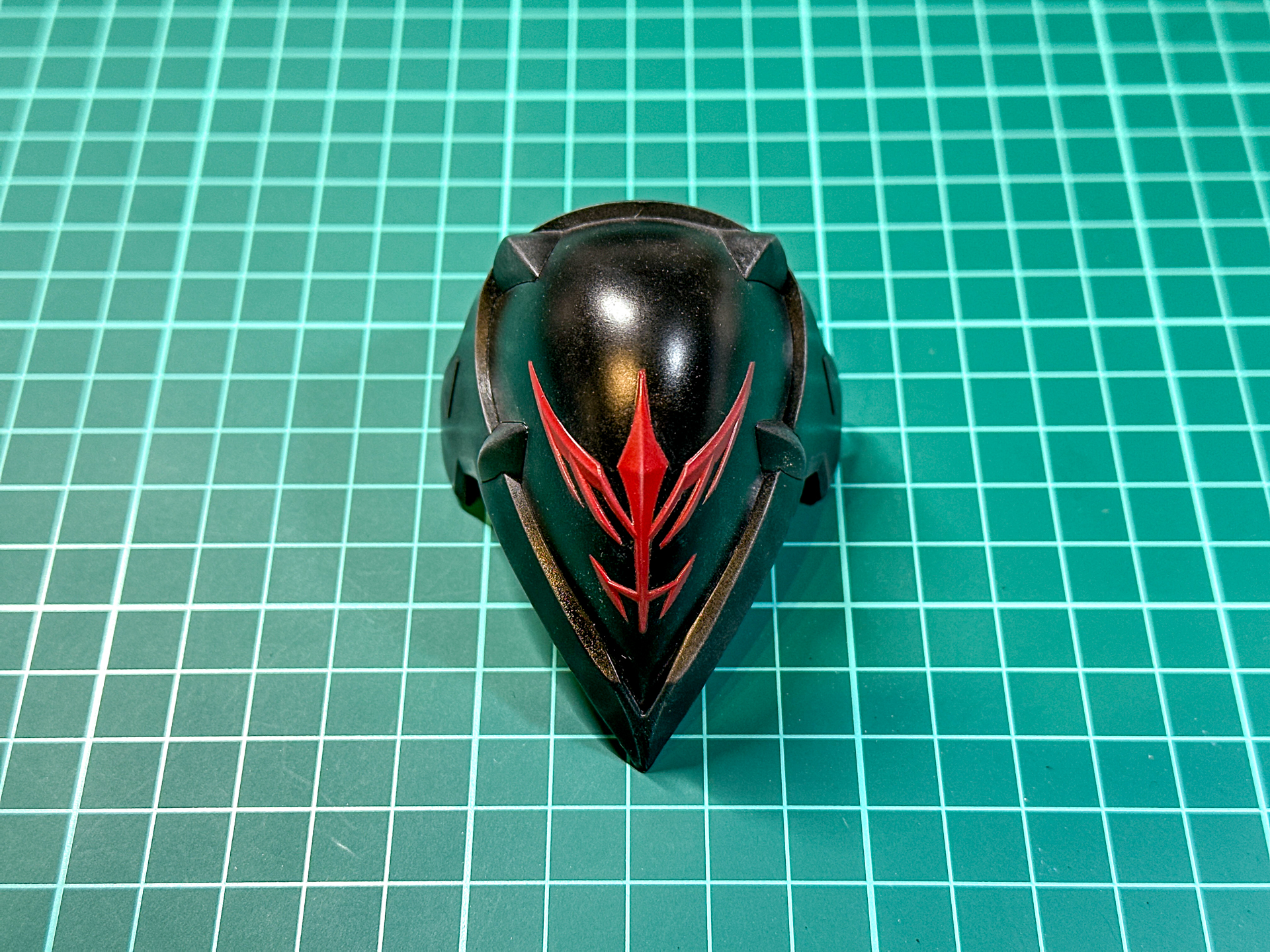 スミ入れとドライブラシを行なった外装パーツ。ドライブラシはトップコートにより若干色味が落ち着くため、濃い目に塗布します。