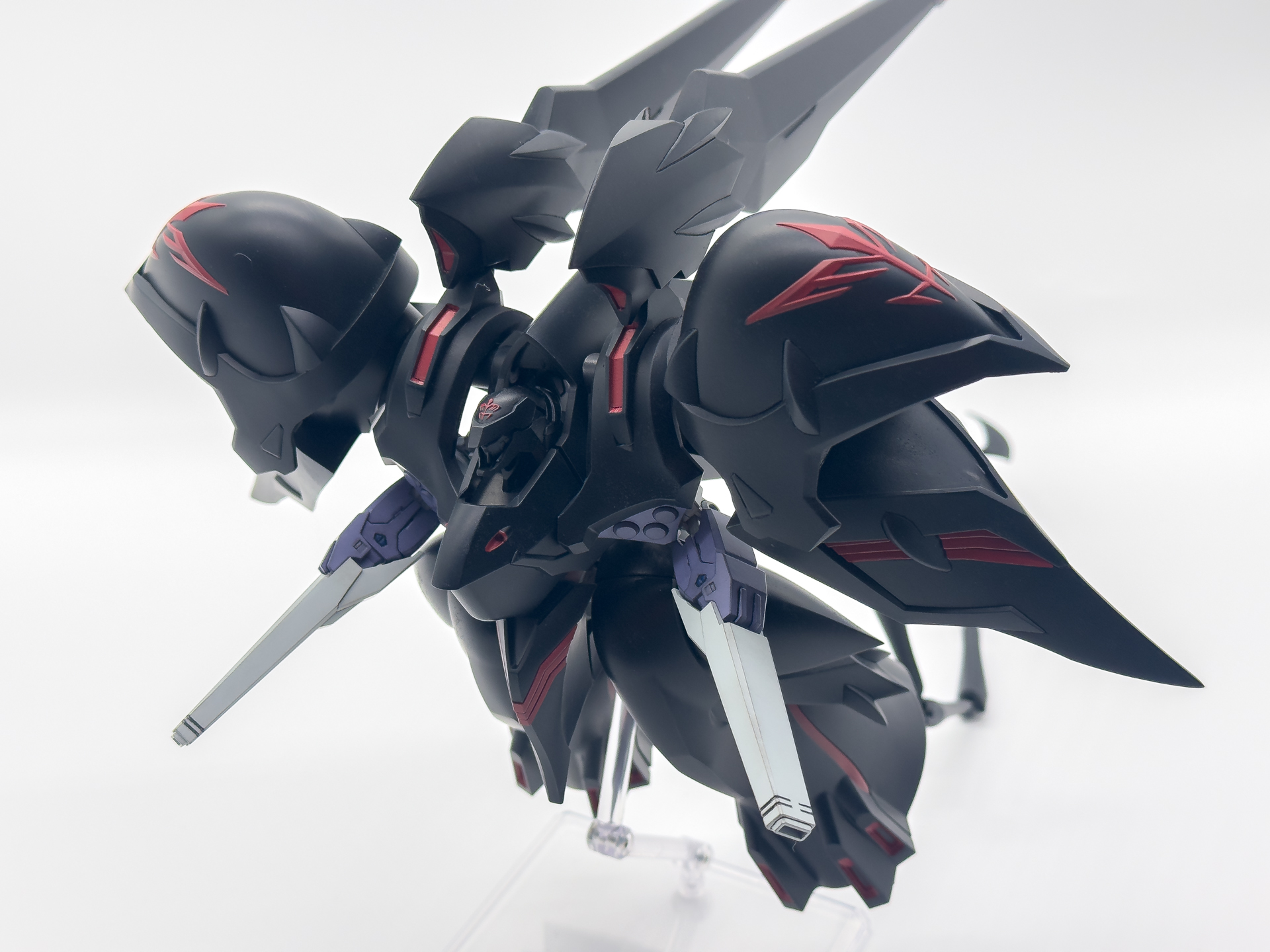 肩部および大腿部スラスターを展開することでより迫力のあるフォルムになります。