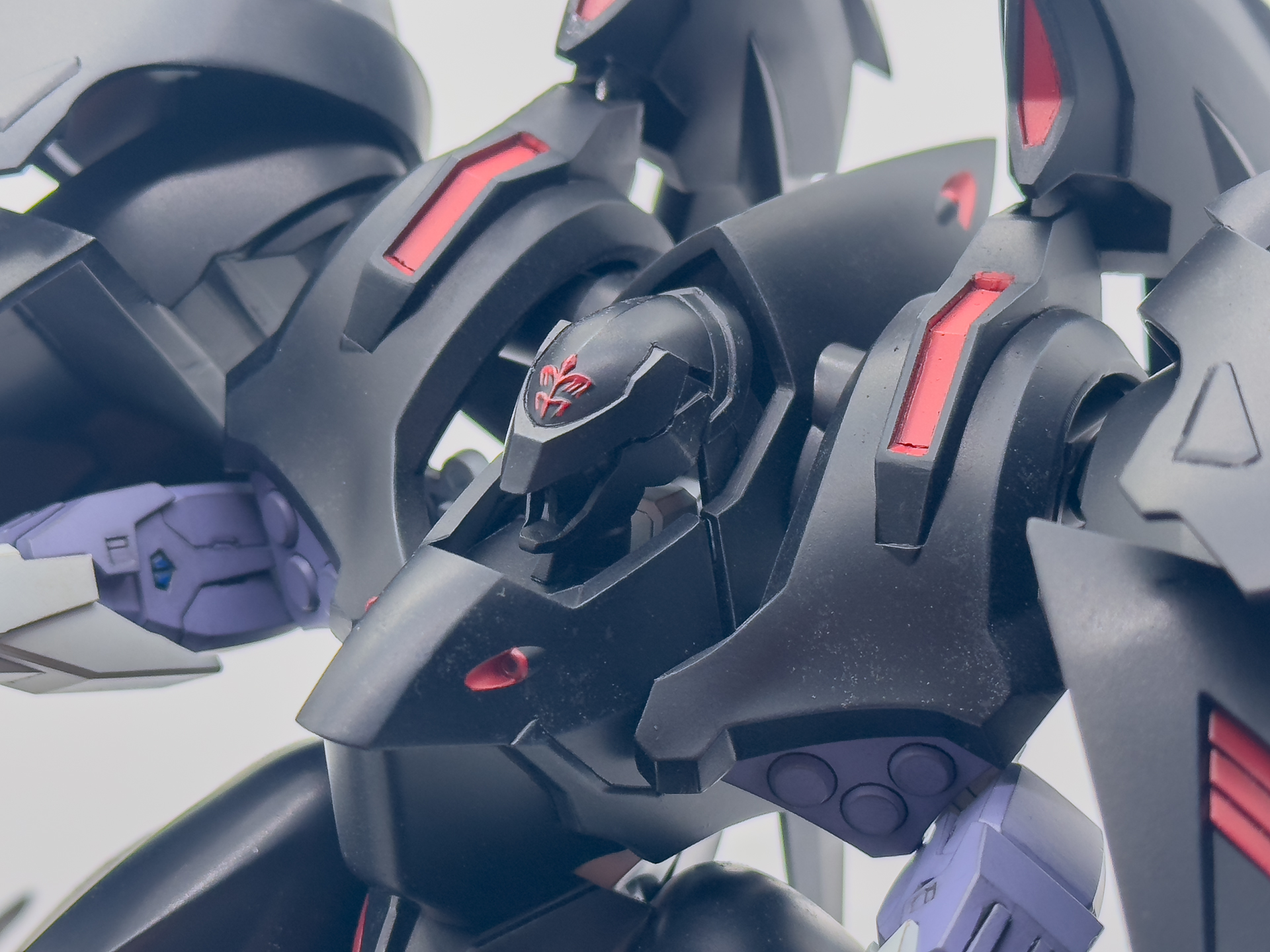 頭部周辺のアップ。ドライブラシにてエッジを際立たせることで機体の形状をはっきりさせています。