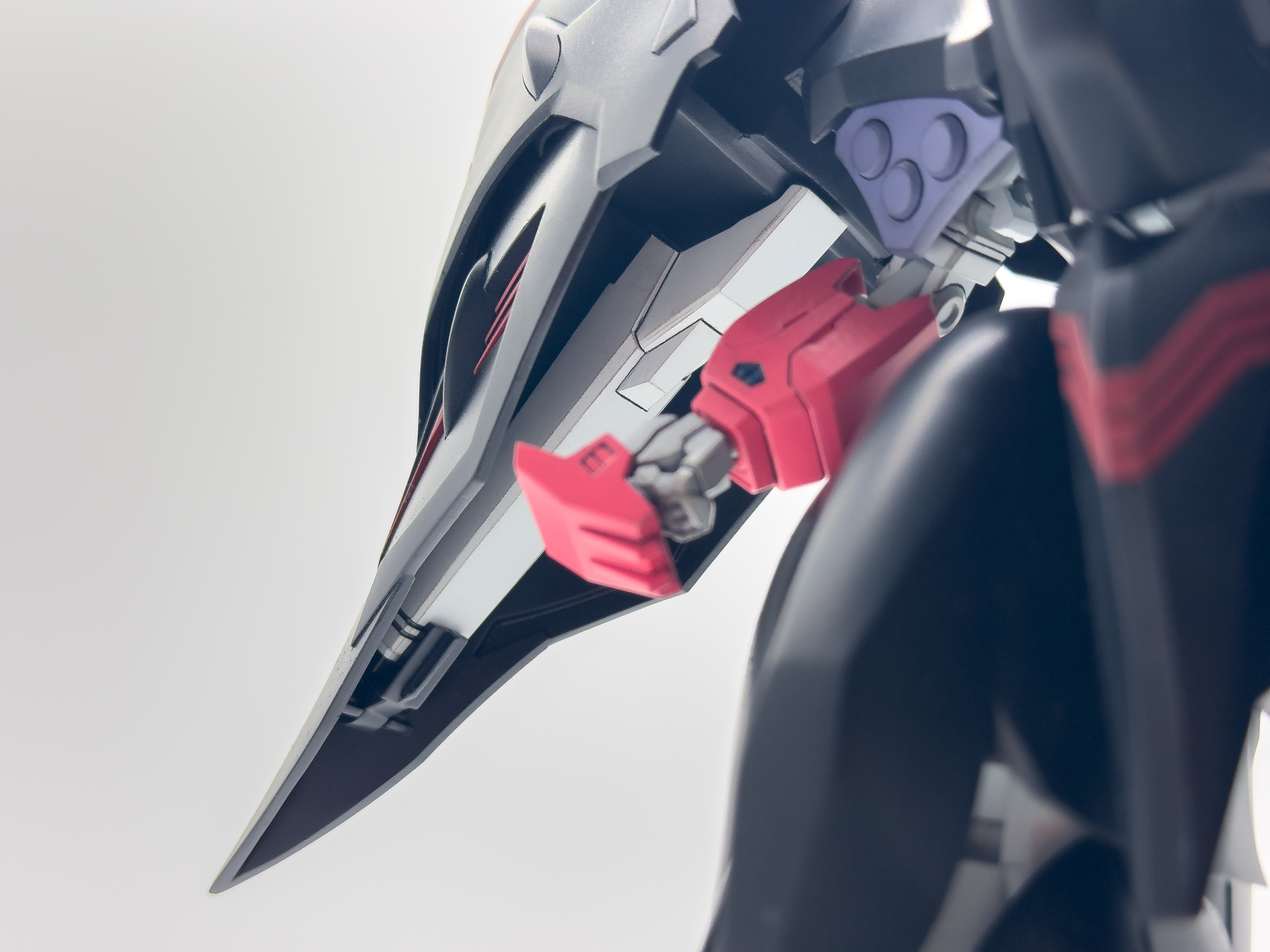 ブラックサレナ時はハンドカノンを肩アーマーに格納可能です。