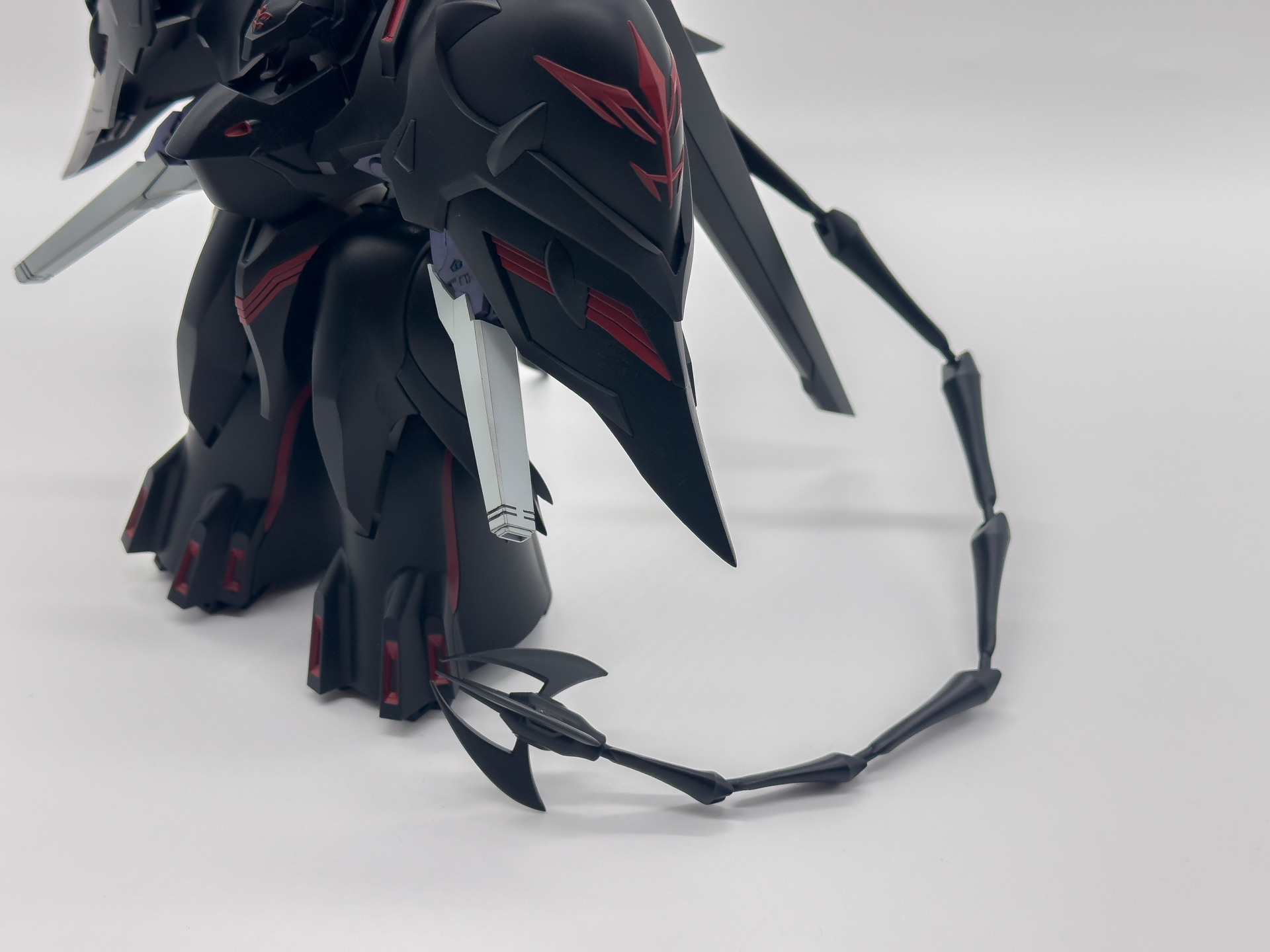 尾部はボールジョイントに換装したことで前方に振り出すことが可能です。