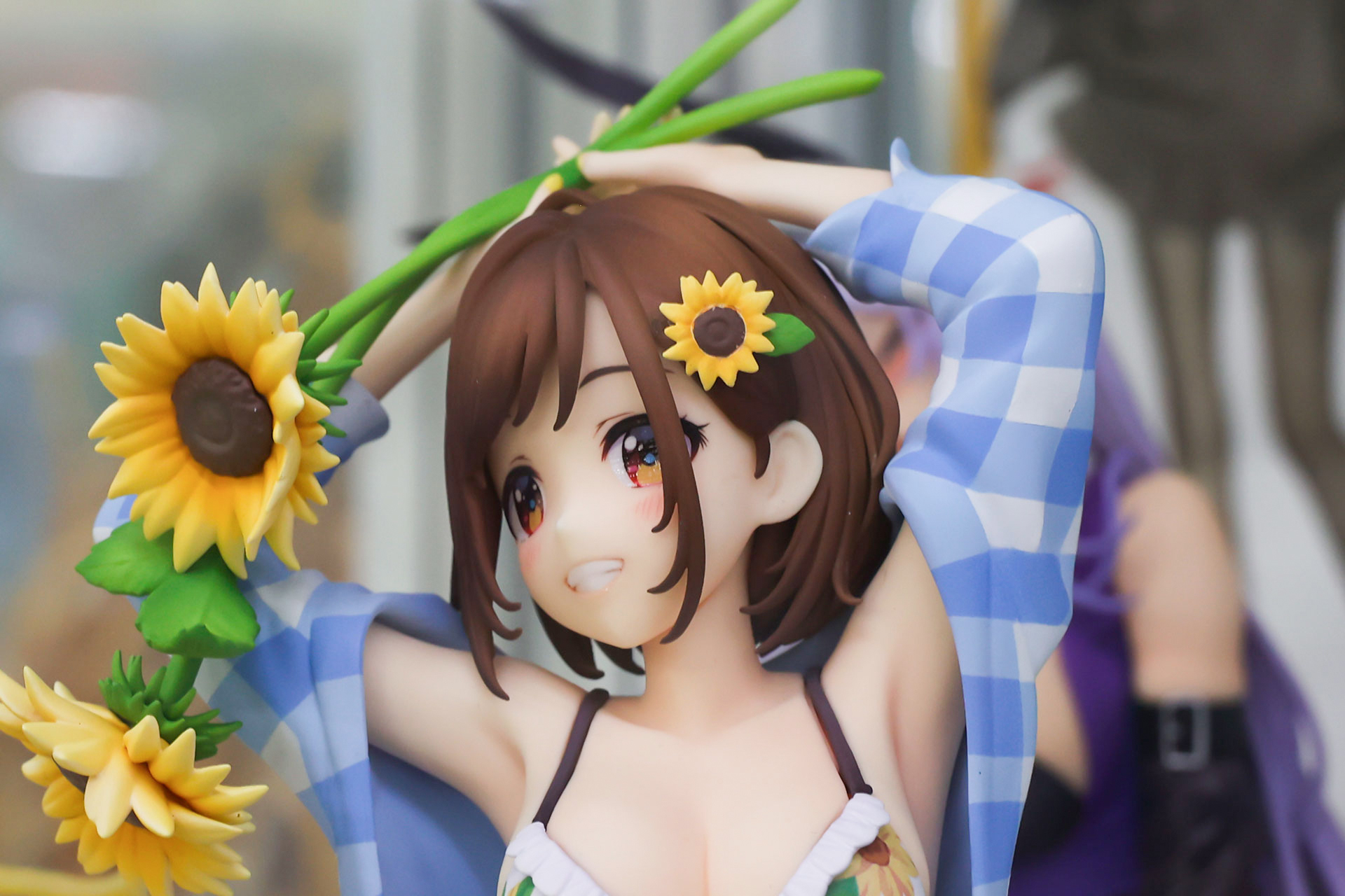 髪にもひまわりのアクセサリーが付けられている