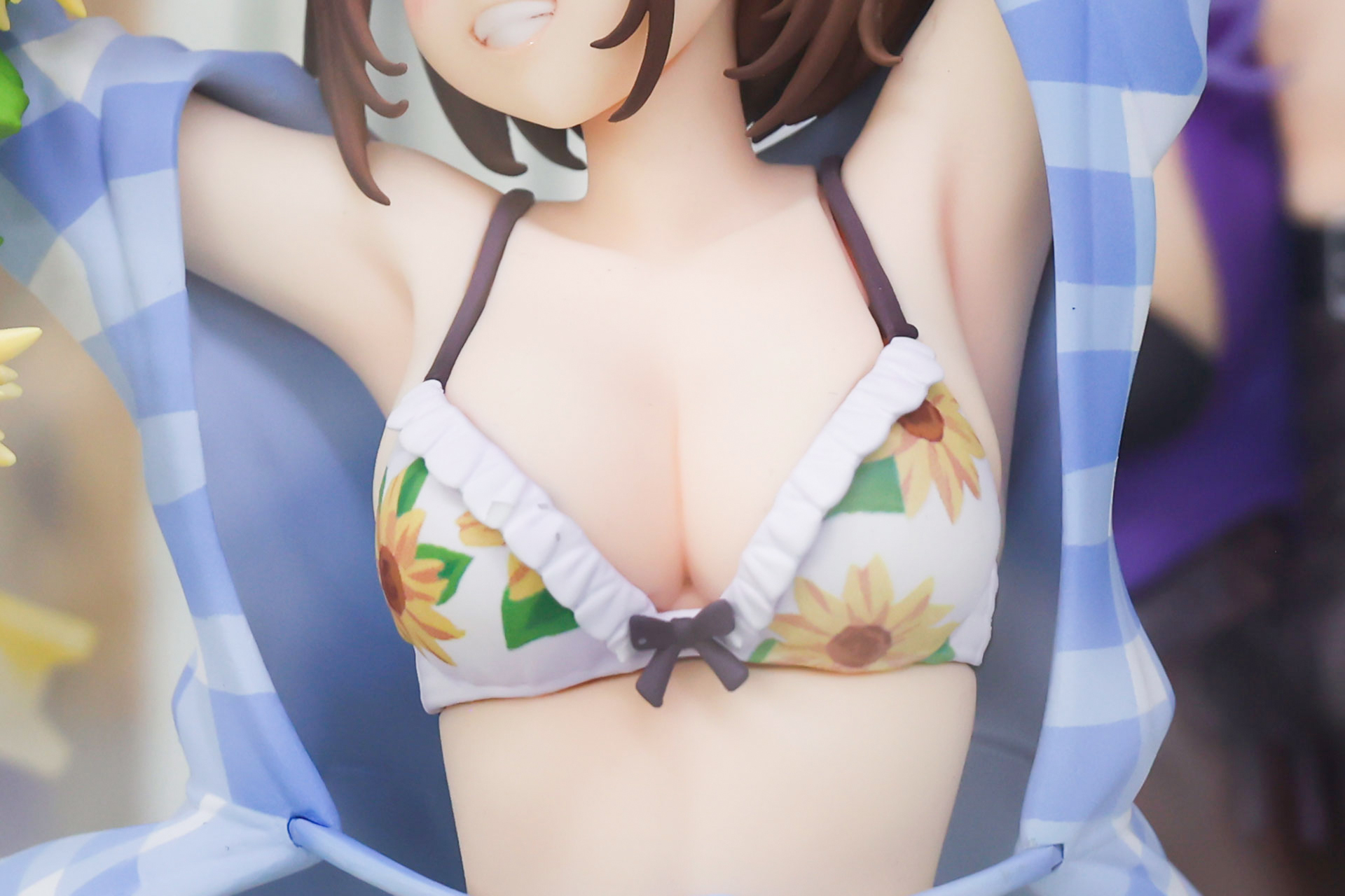 ビキニにもひまわりがあしらわれている