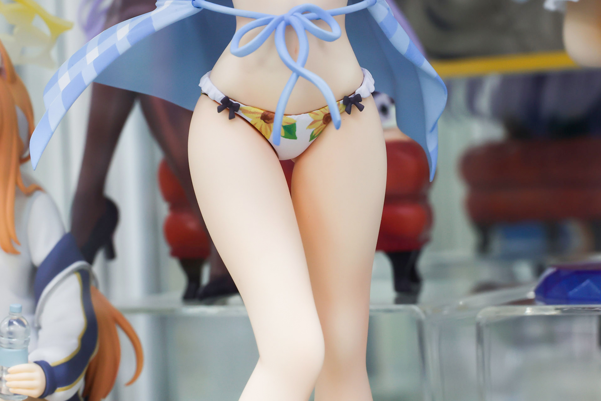 チェックのシャツは風に煽られているようだ