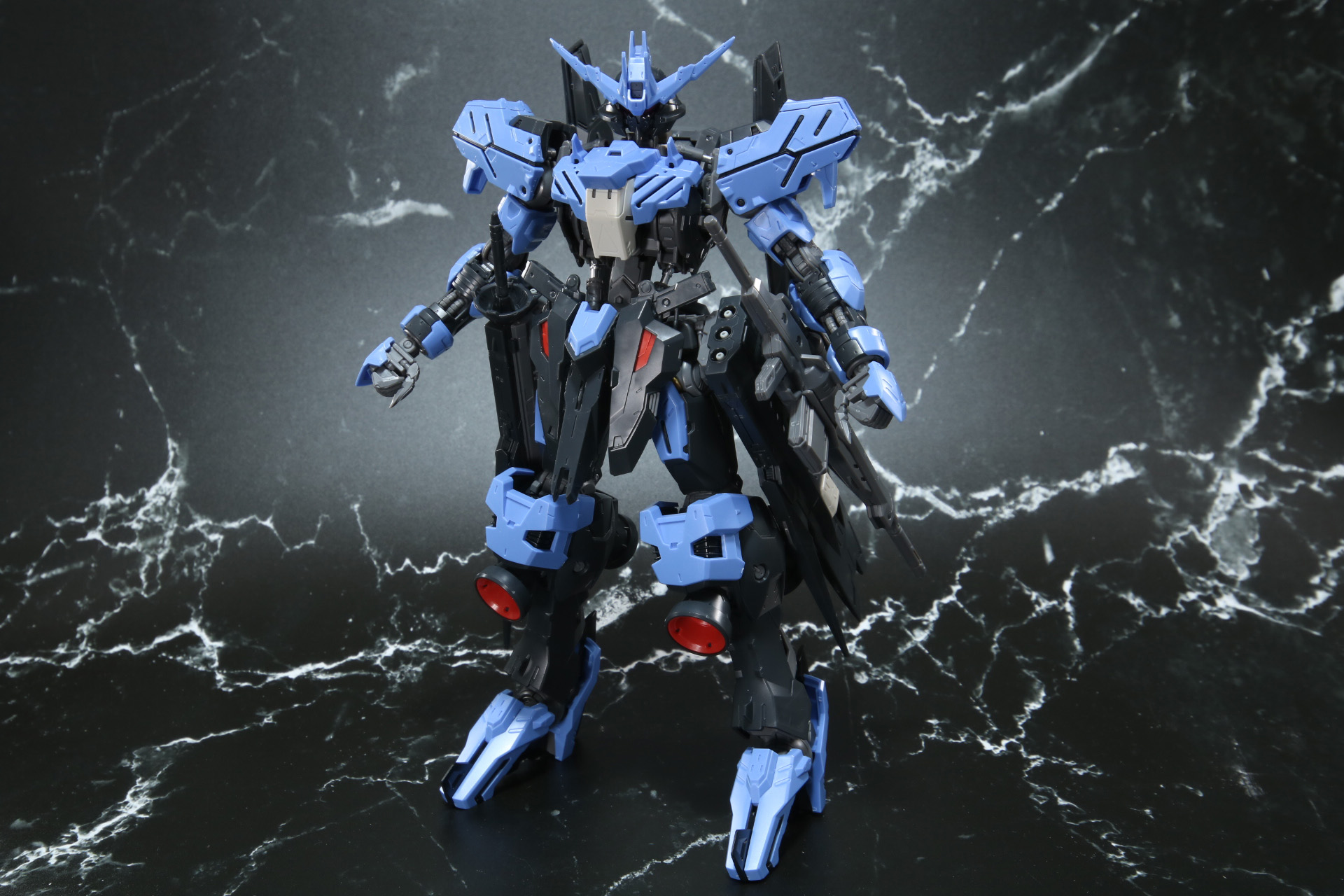 「MG 1/100 ガンダムヴィダール」。各種武器をマウント