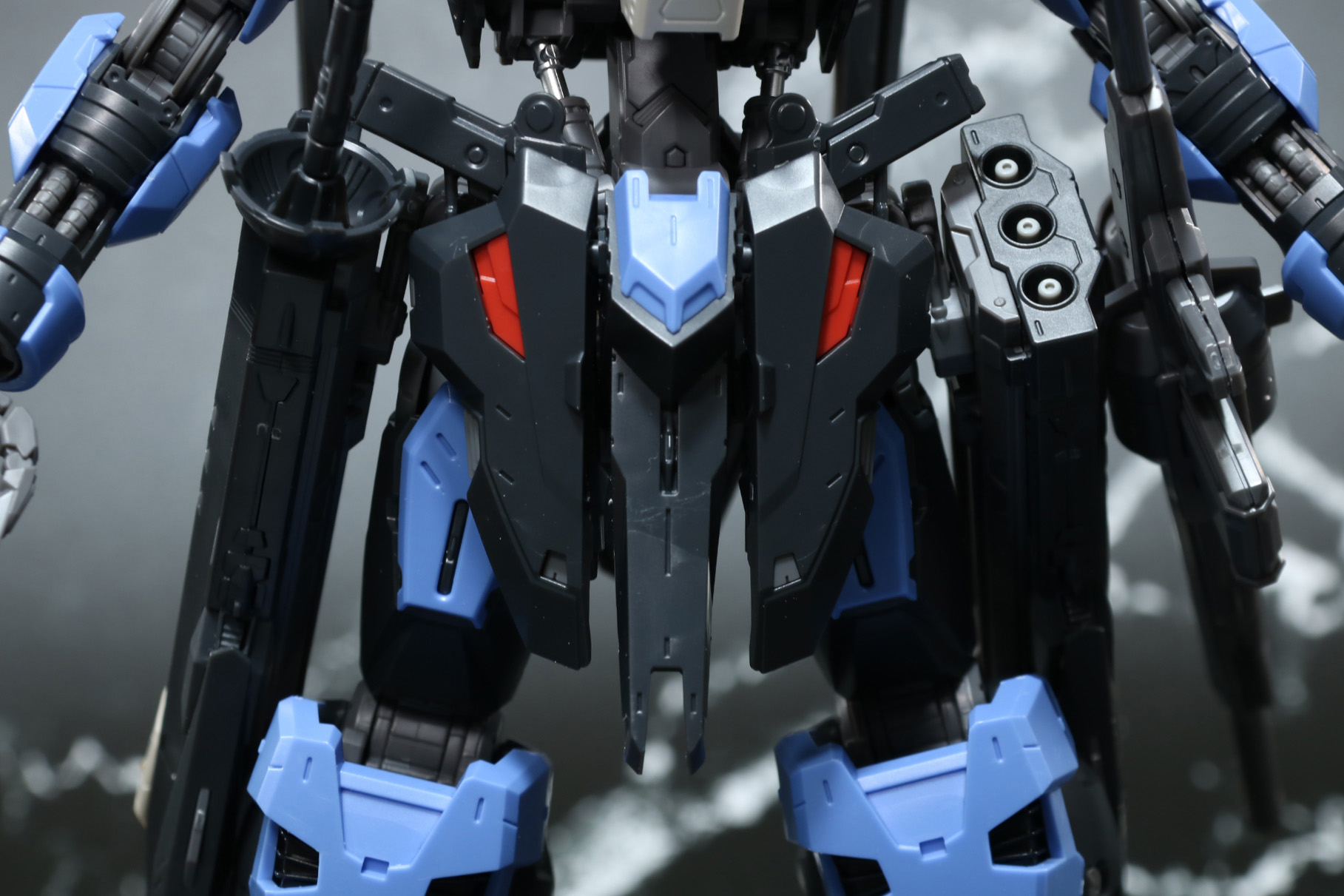 張り出した肩アーマーや胸部アーマー。細かなモールドも入っている