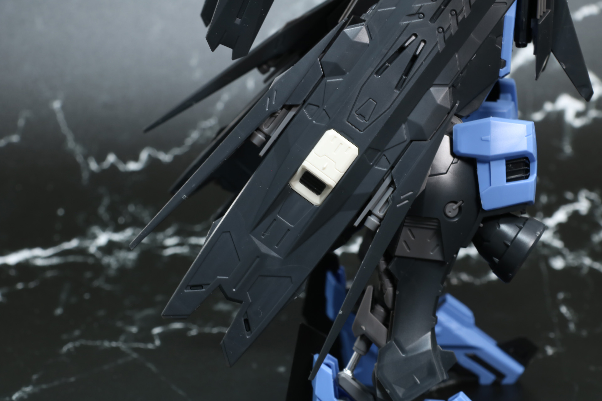 サイドアーマーの上下に備わっているブースターは開閉ギミックを搭載