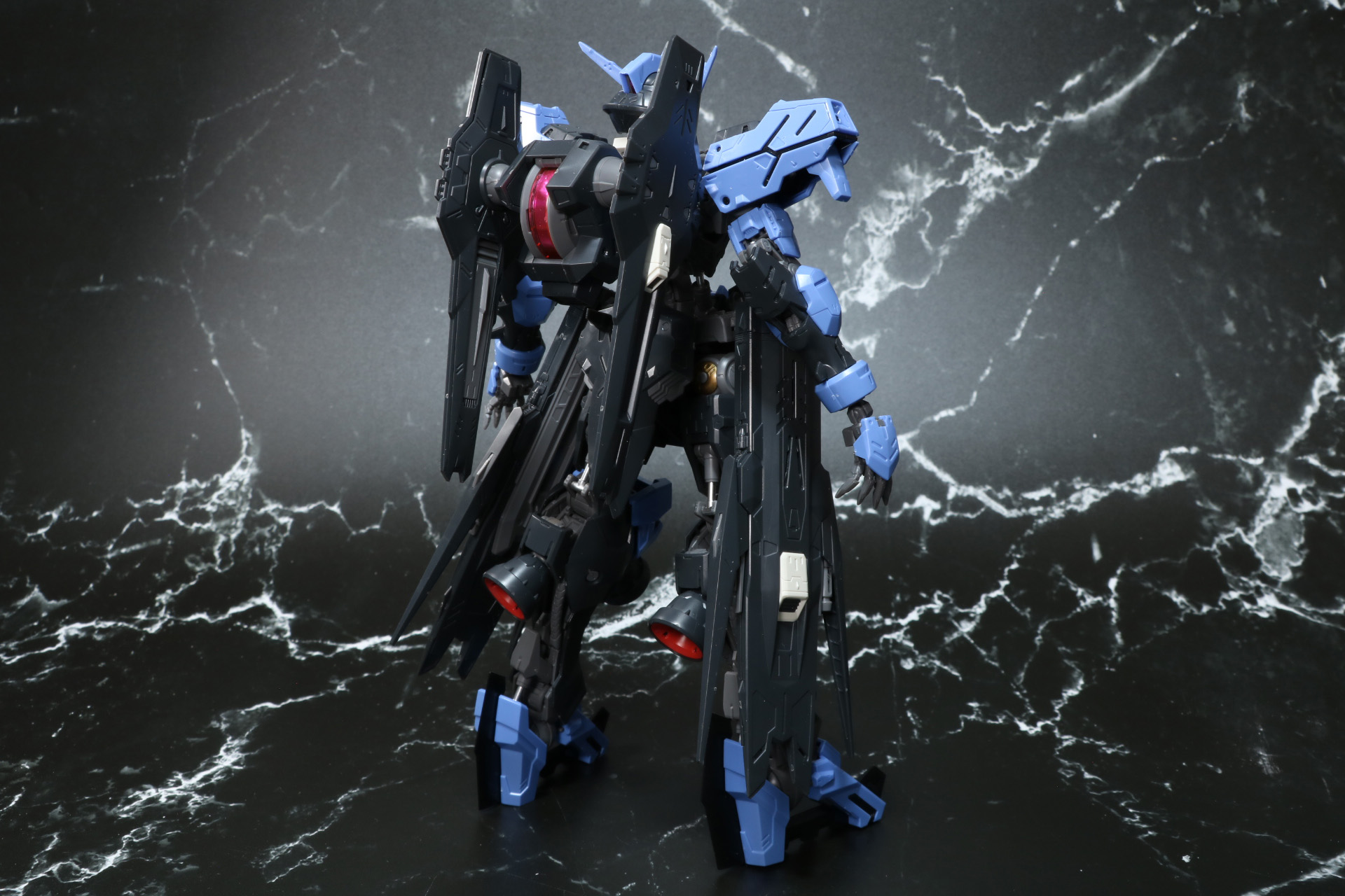 張り出した肩アーマーや胸部アーマー。細かなモールドも入っている